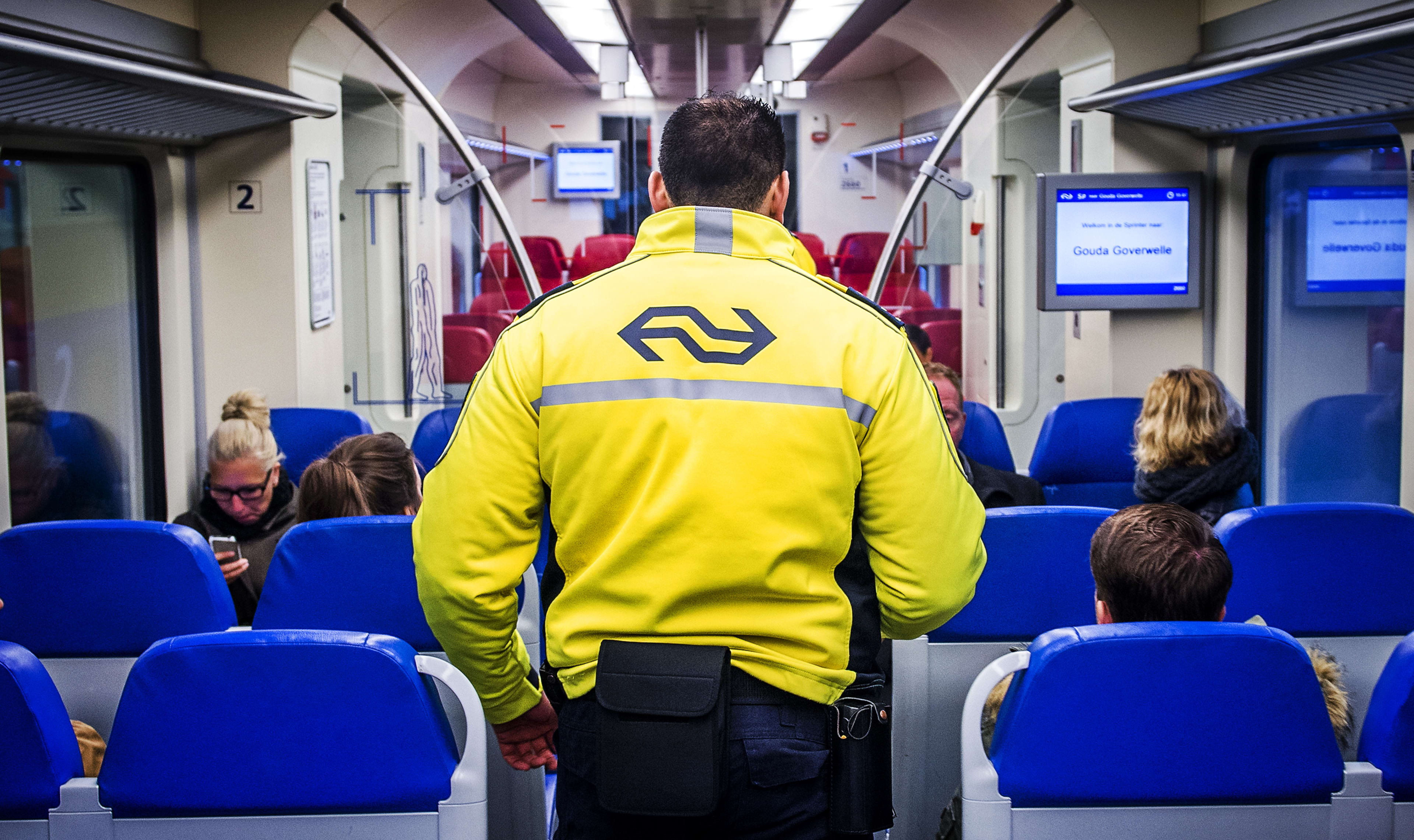 Man laat geslachtsdeel zien in trein, politie zoekt getuigen