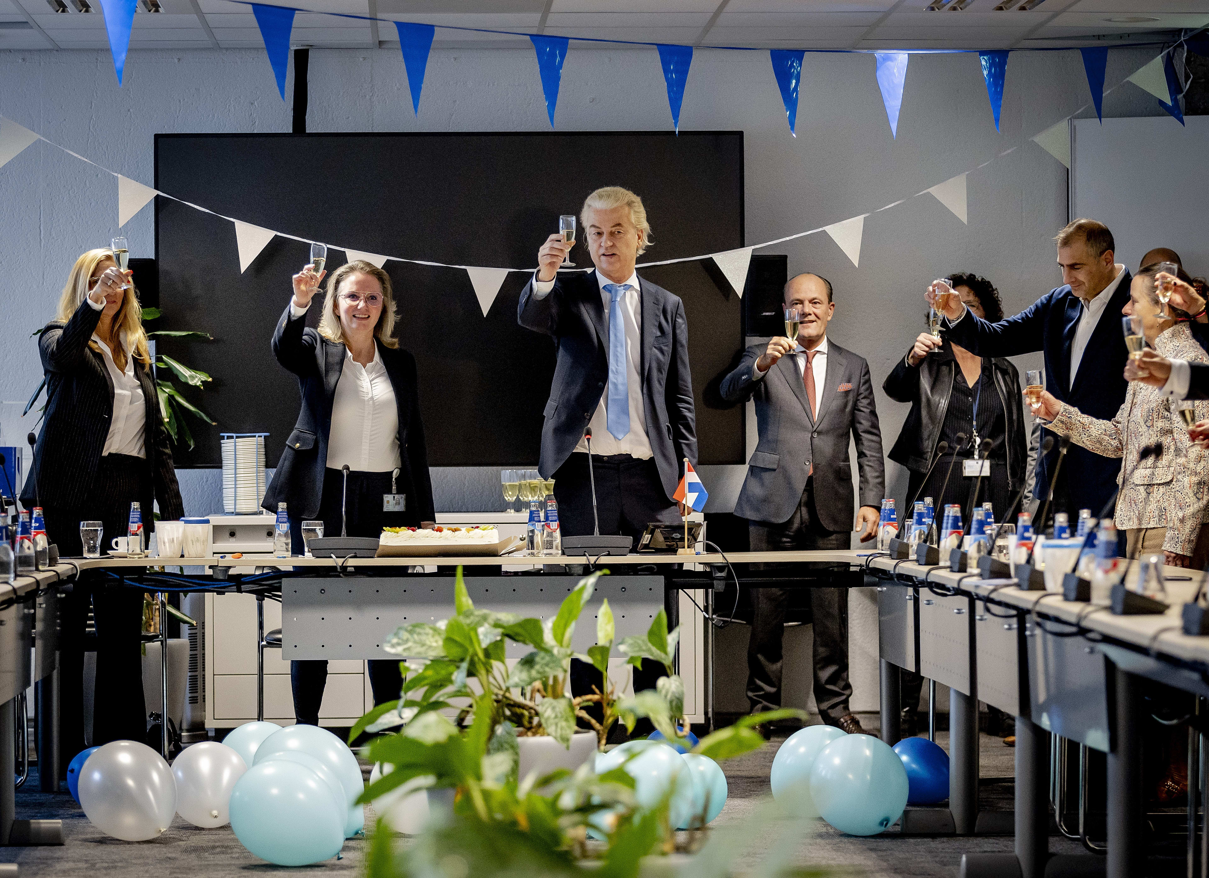 Champagne en taart bij PVV-fractie: 'Op Nederland en de Nederlanders'