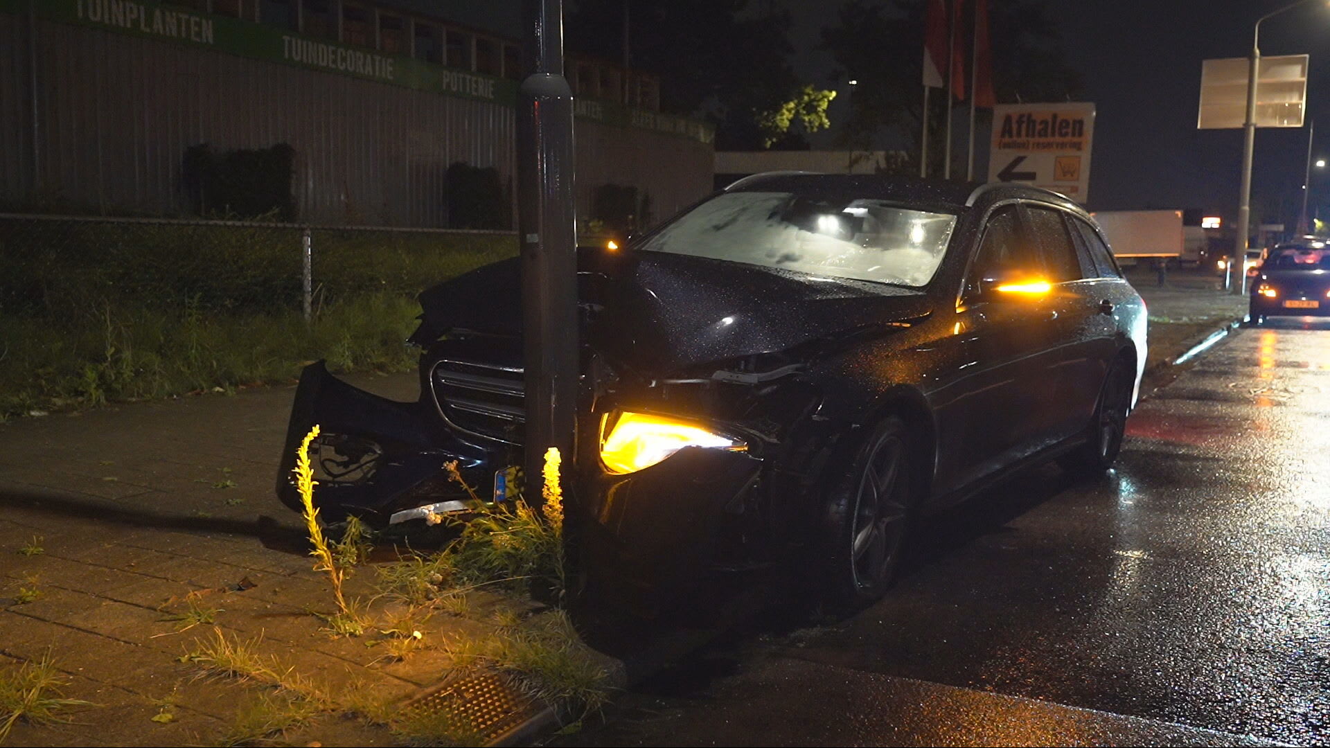 Noodweer teistert Breda: gecrashte auto's en drijvende putdeksels