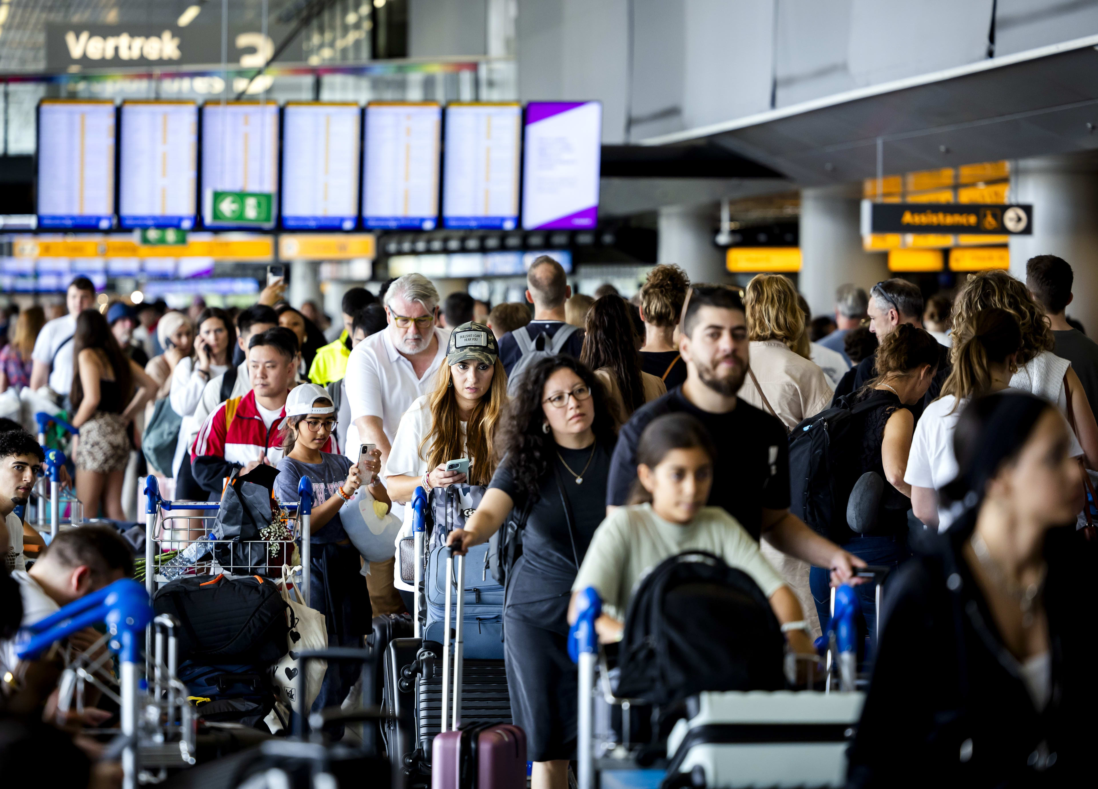 Topdrukte verwacht op Schiphol, marechaussee waarschuwt voor langere wachttijden