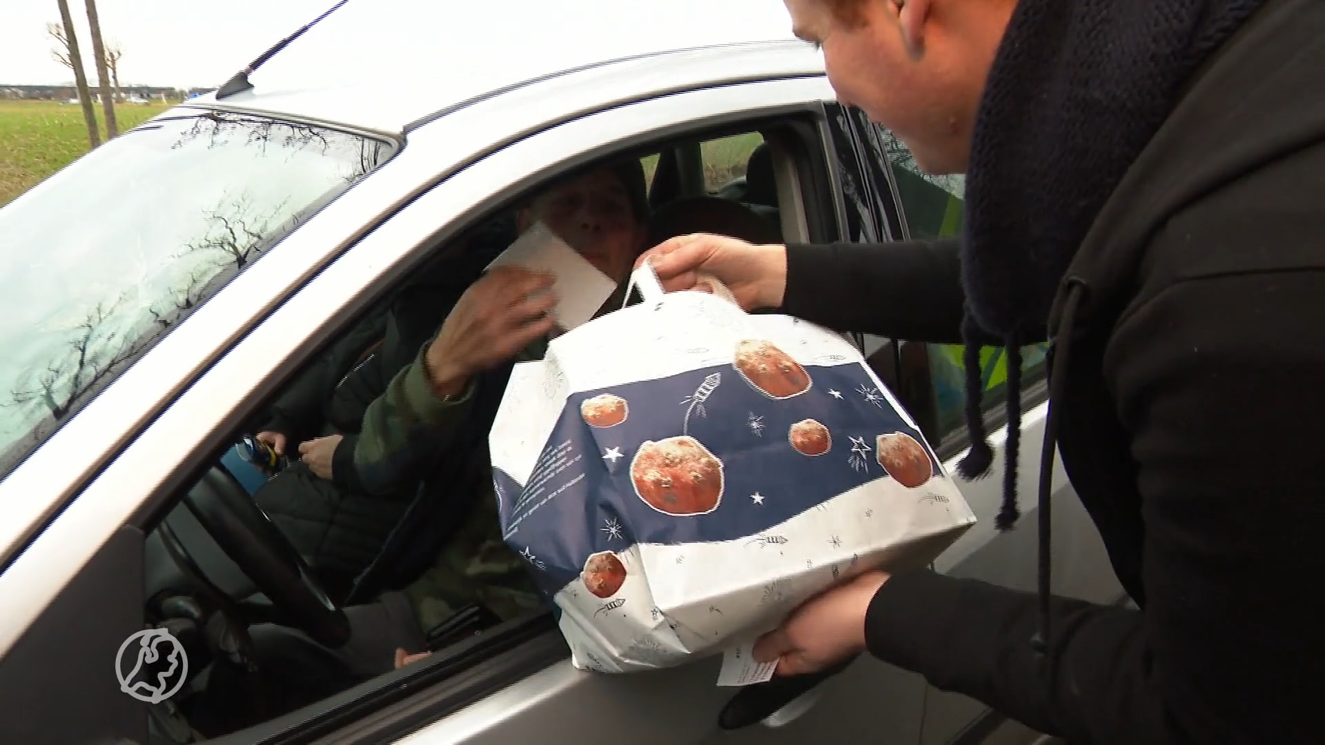 Bijna oud en nieuw, dus lange rijen bij de oliebollen-drive-in