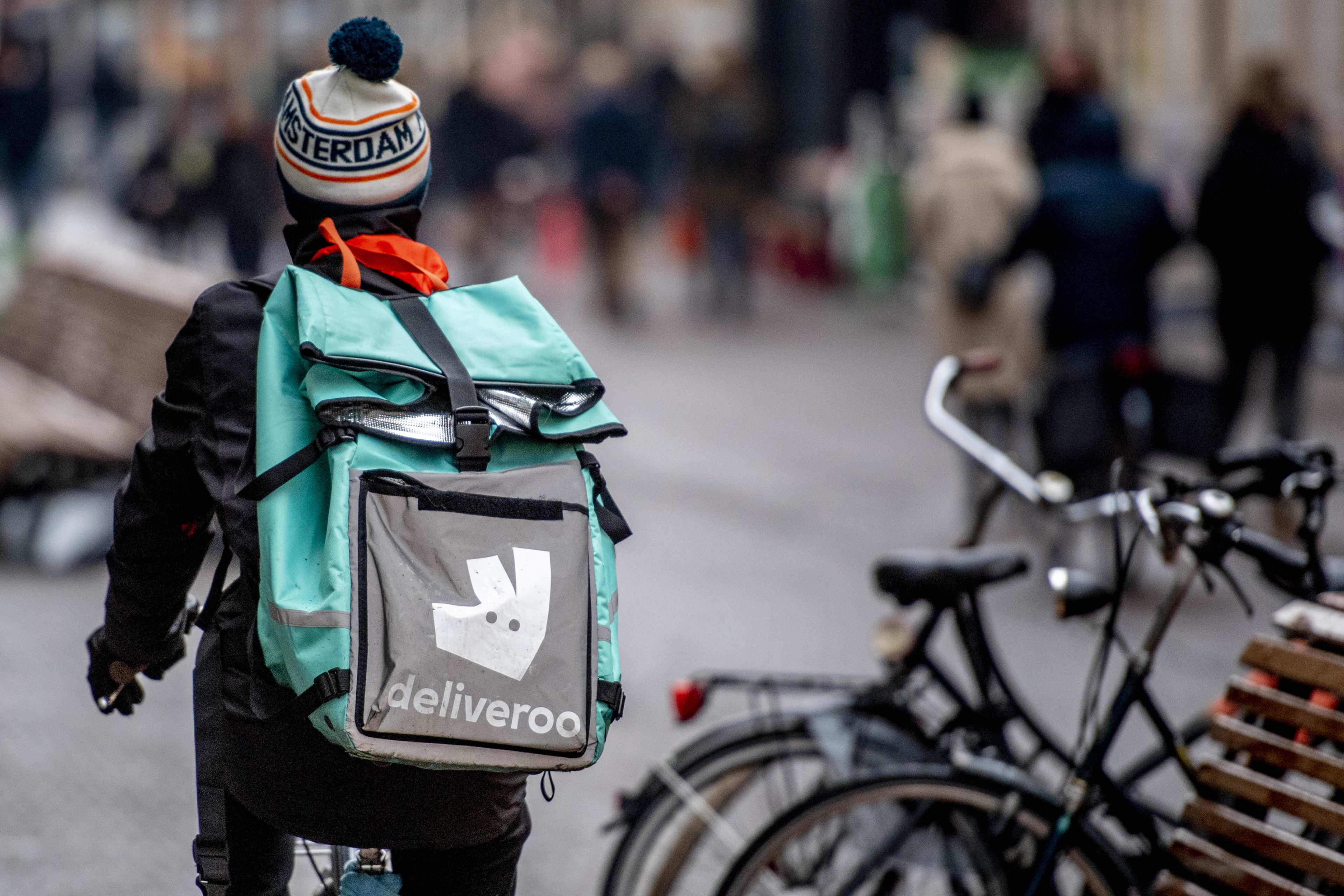 Bezorgers Deliveroo gaan uitkijken naar vermiste kinderen