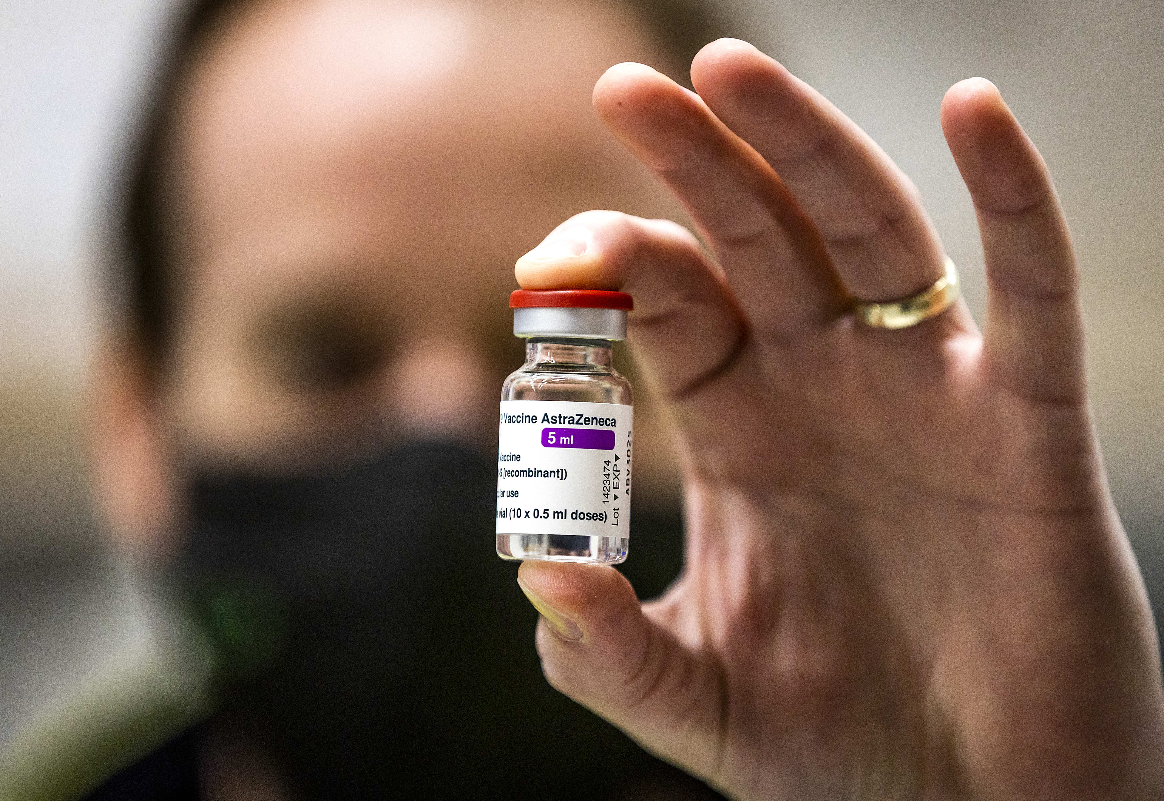 Nederland stopt per direct met AstraZeneca-vaccin voor mensen onder 60 jaar