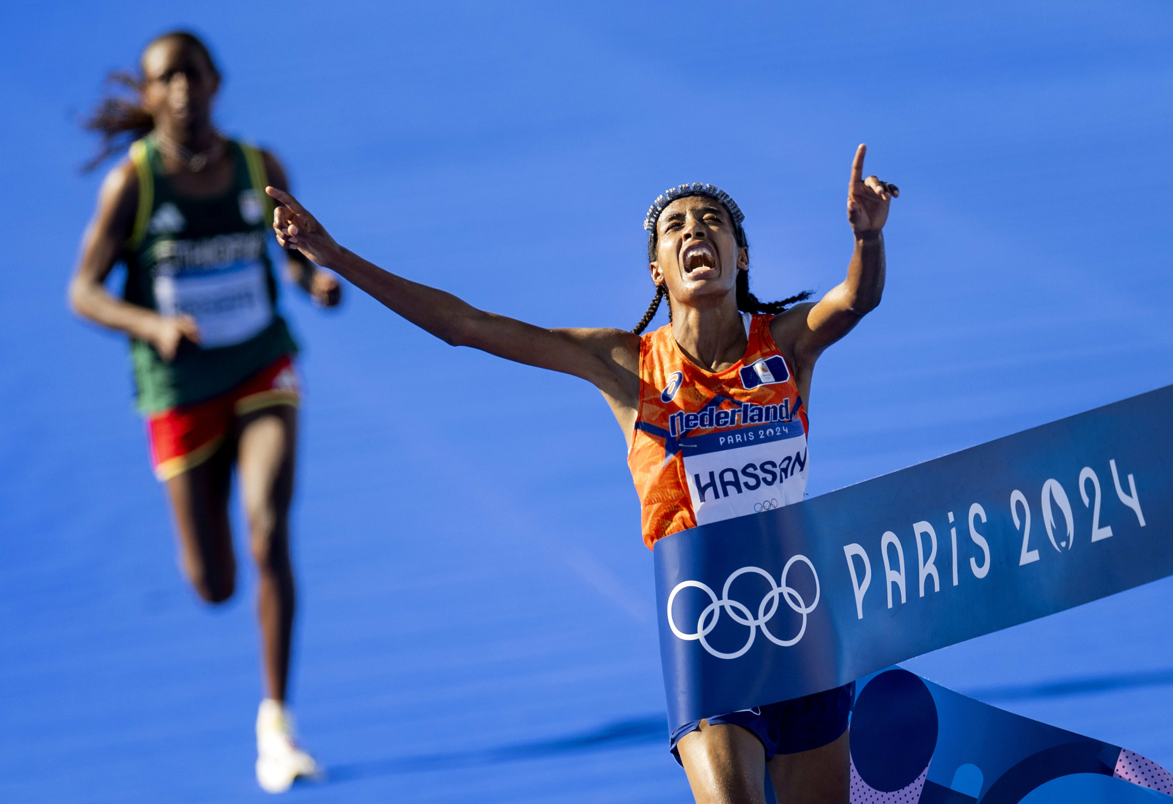 Sifan Hassan rent in bloedstollende finale naar goud op de marathon