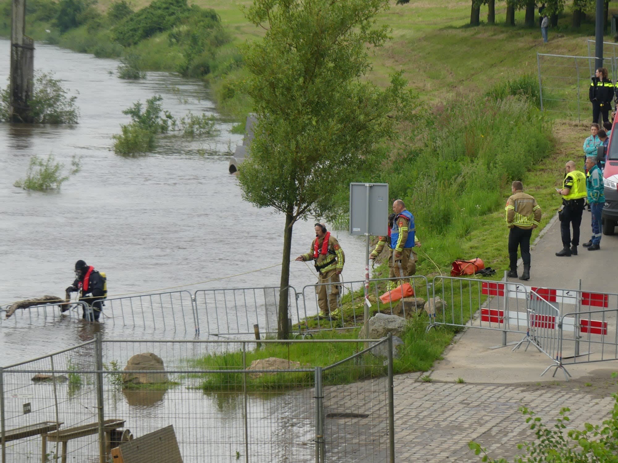 Twee mensen verdwenen na sprong in het water, hulpdiensten zoeken in Maas