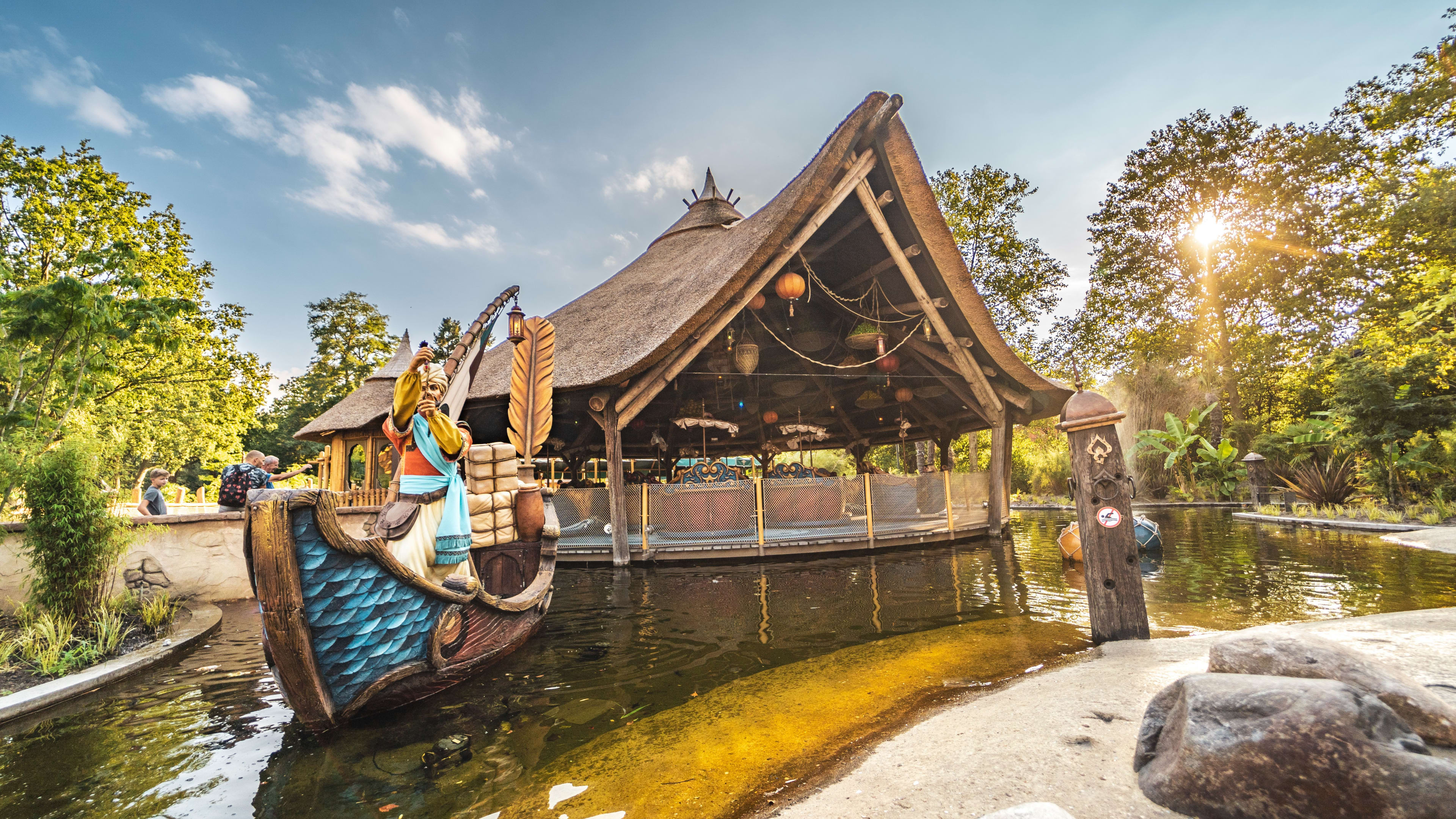 Efteling-bezoeker probeert houtje touwtje muntjes uit vijver te vissen