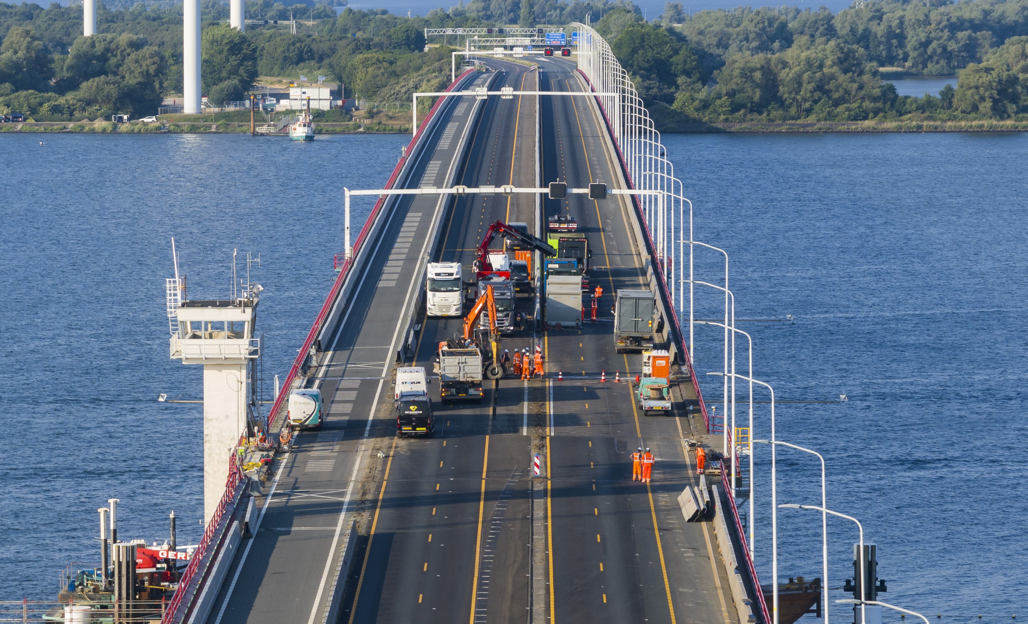 Groot onderhoud Haringvlietbrug zorgt voor flinke vertraging op omleidingsroutes 