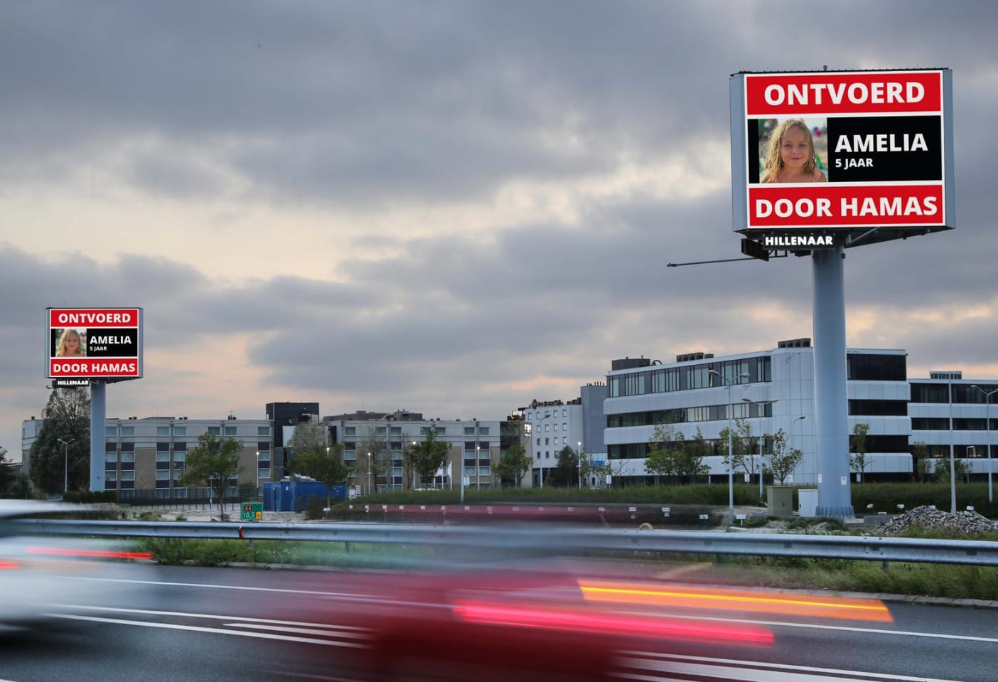 Billboards langs Nederlandse snelwegen met foto's Israëlische gijzelaars