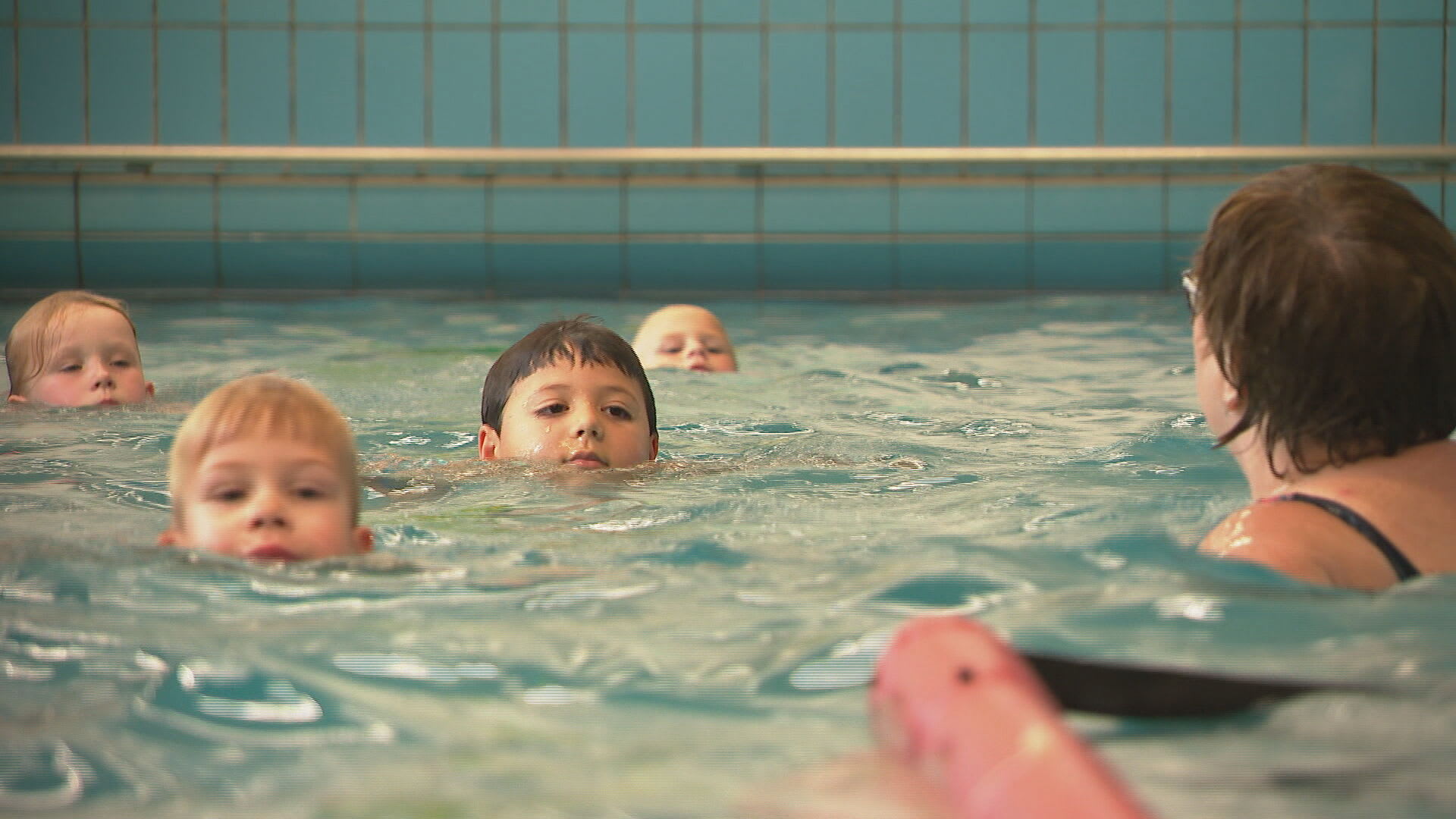 Maanden (water)trappelen voor je eindelijk zwemles krijgt: wachttijden voor lessen lopen op