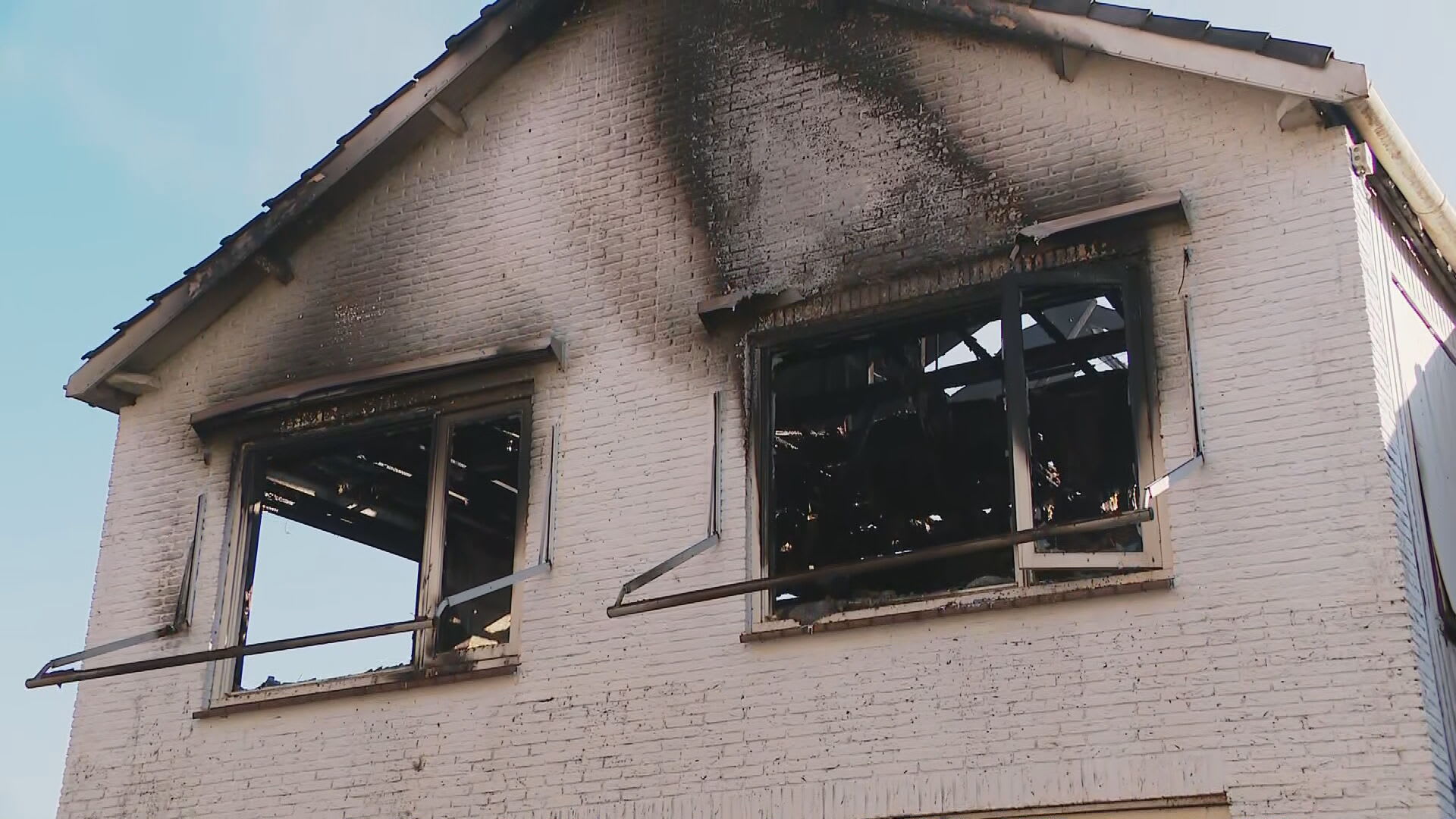 Grote brand verwoest kringloopwinkel en naastgelegen pand in Klaaswaal