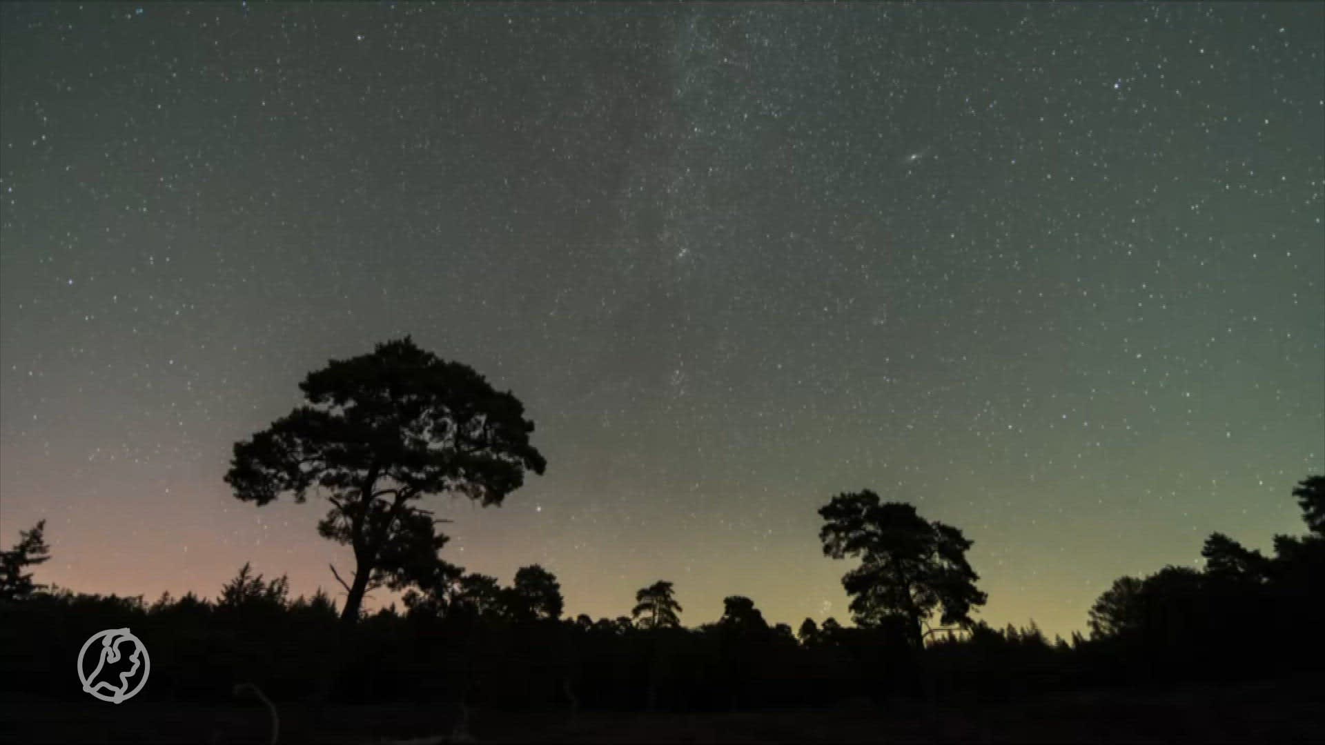 Bijzonder natuurverschijnsel: noorderlicht én vallende sterren tegelijkertijd te zien