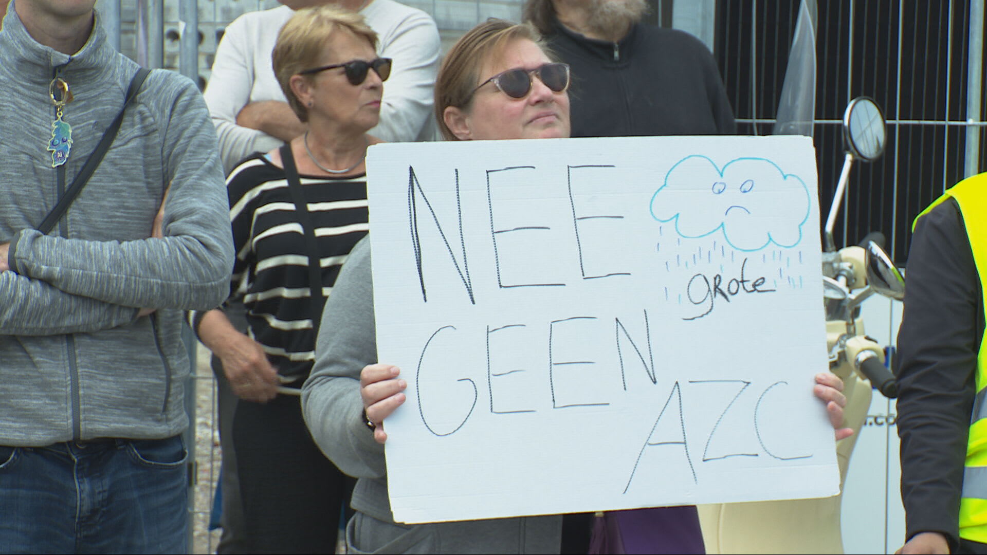 Estafetteprotest tegen azc's gestart in Dordrecht: ‘Volk wil dit gewoon niet'
