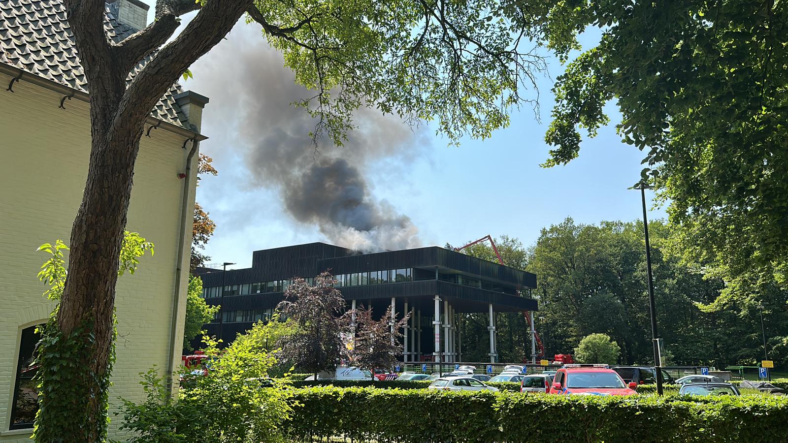 Grote uitslaande brand bij revalidatiecentrum in Arnhem onder controle