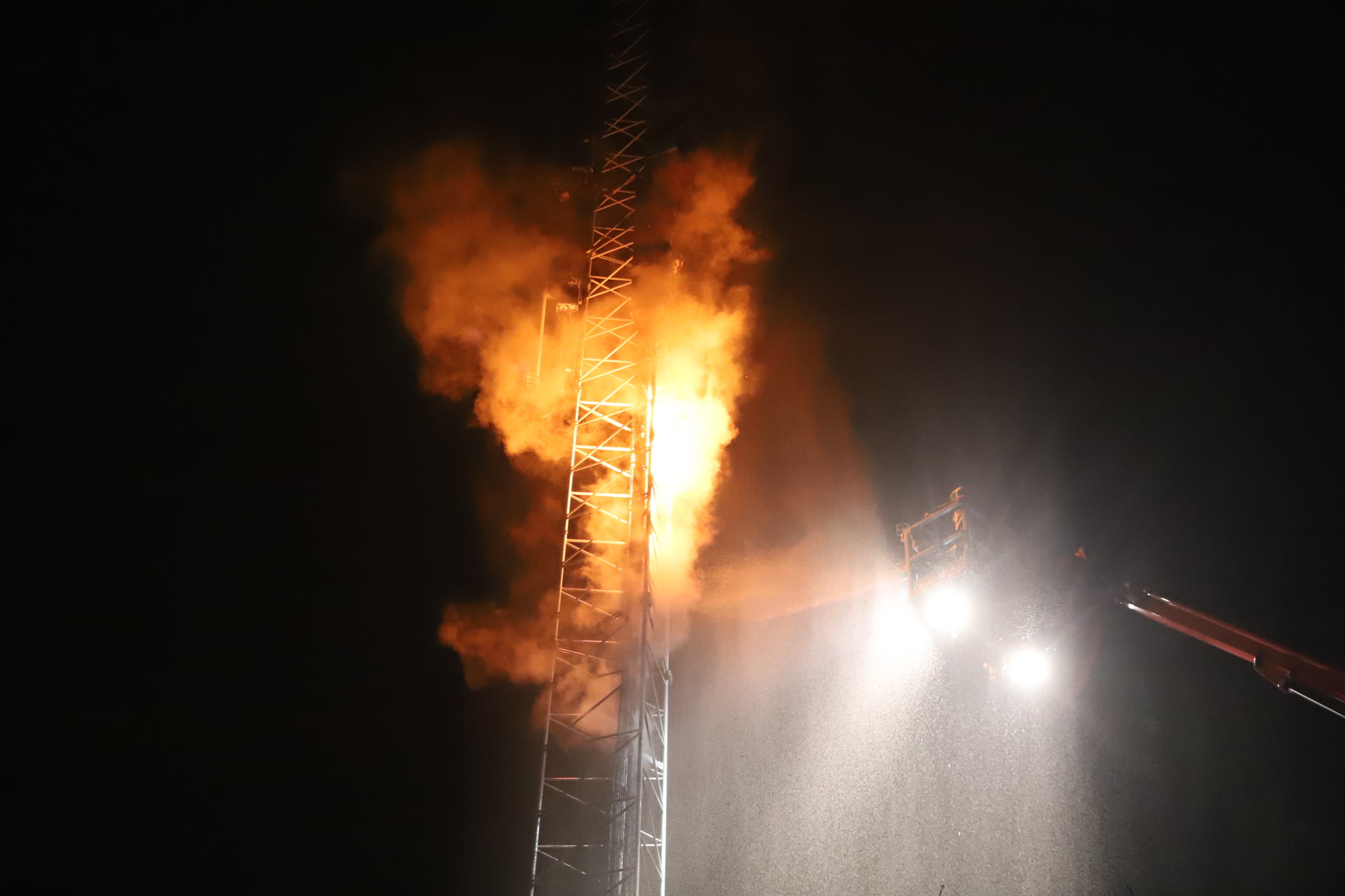 Brand in zendmast Bennekom, mogelijk sprake van brandstichting