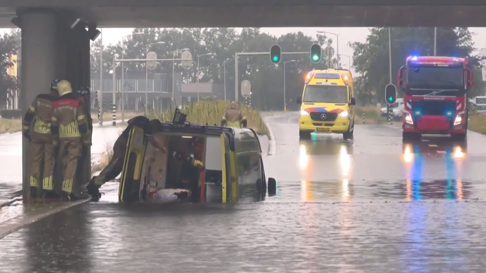 Ambulance met patiënt vast in tunnel tijdens noodweer in Oldenzaal