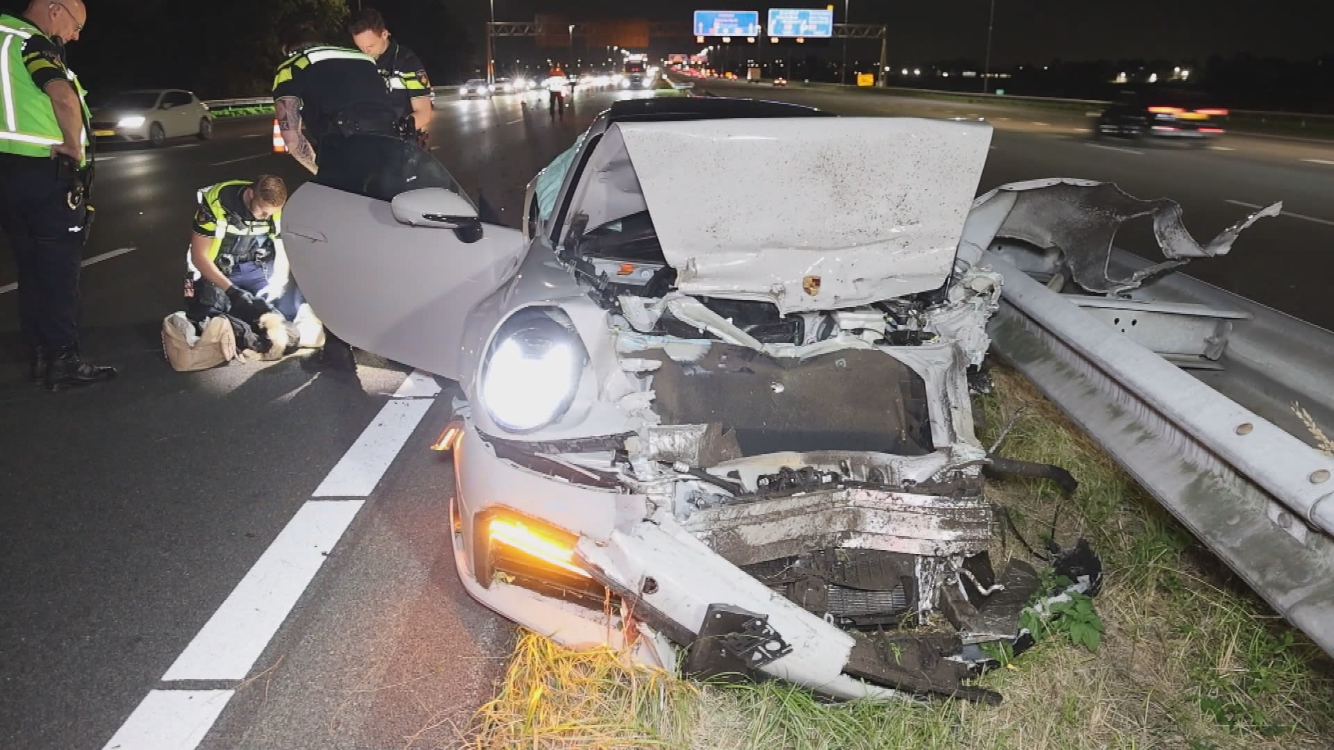 Flinke crash op A9: Porsche van ruim 3 ton botst tegen vangrail