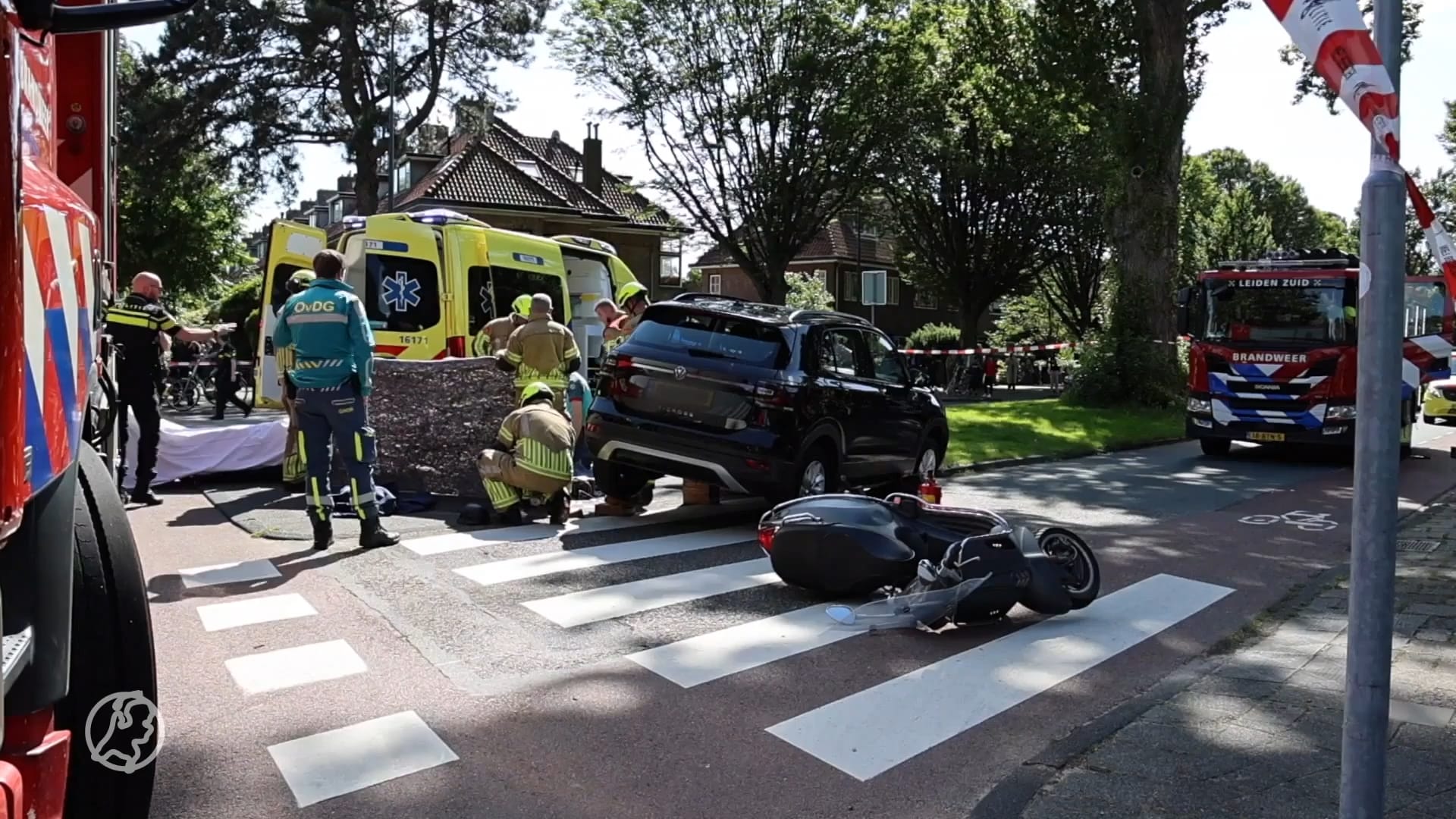 Scooterrijder komt onder auto terecht na aanrijding, zwaargewond naar ziekenhuis