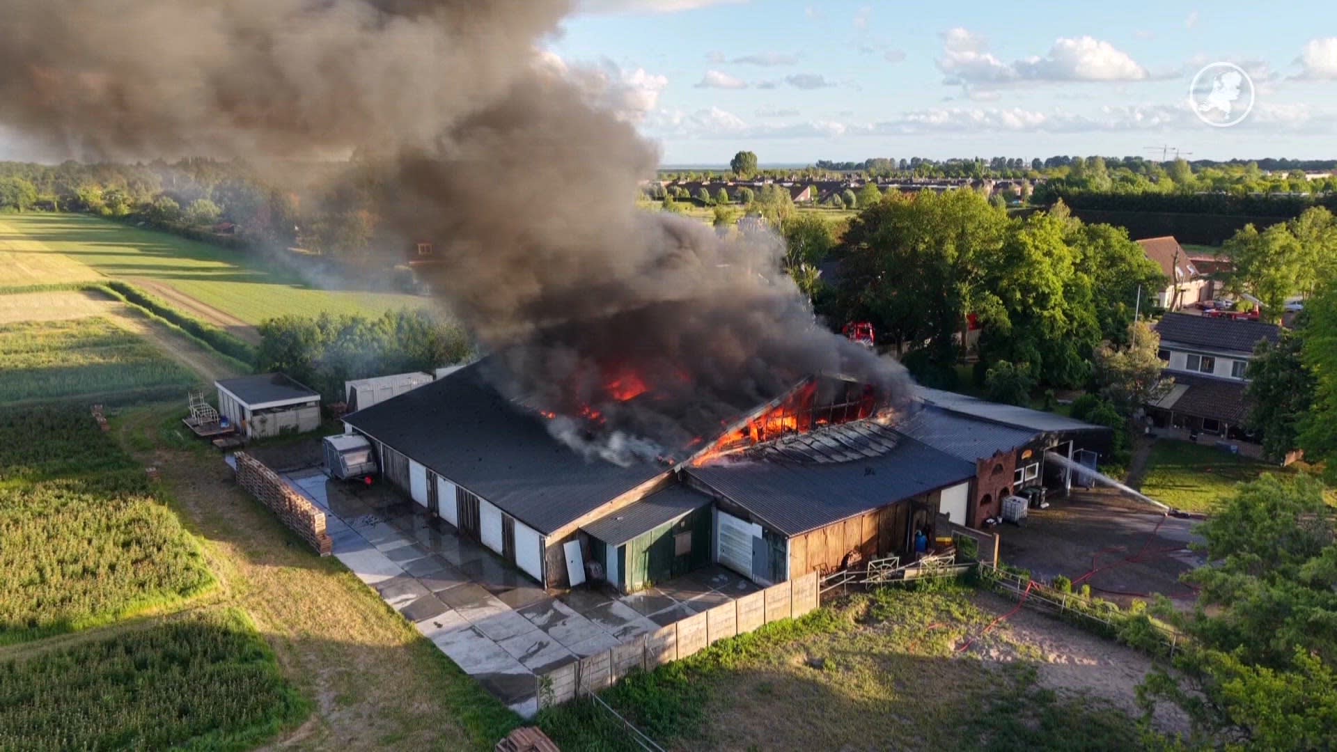 Grote brand in schuur Oosterblokker, NL-Alert verstuurd