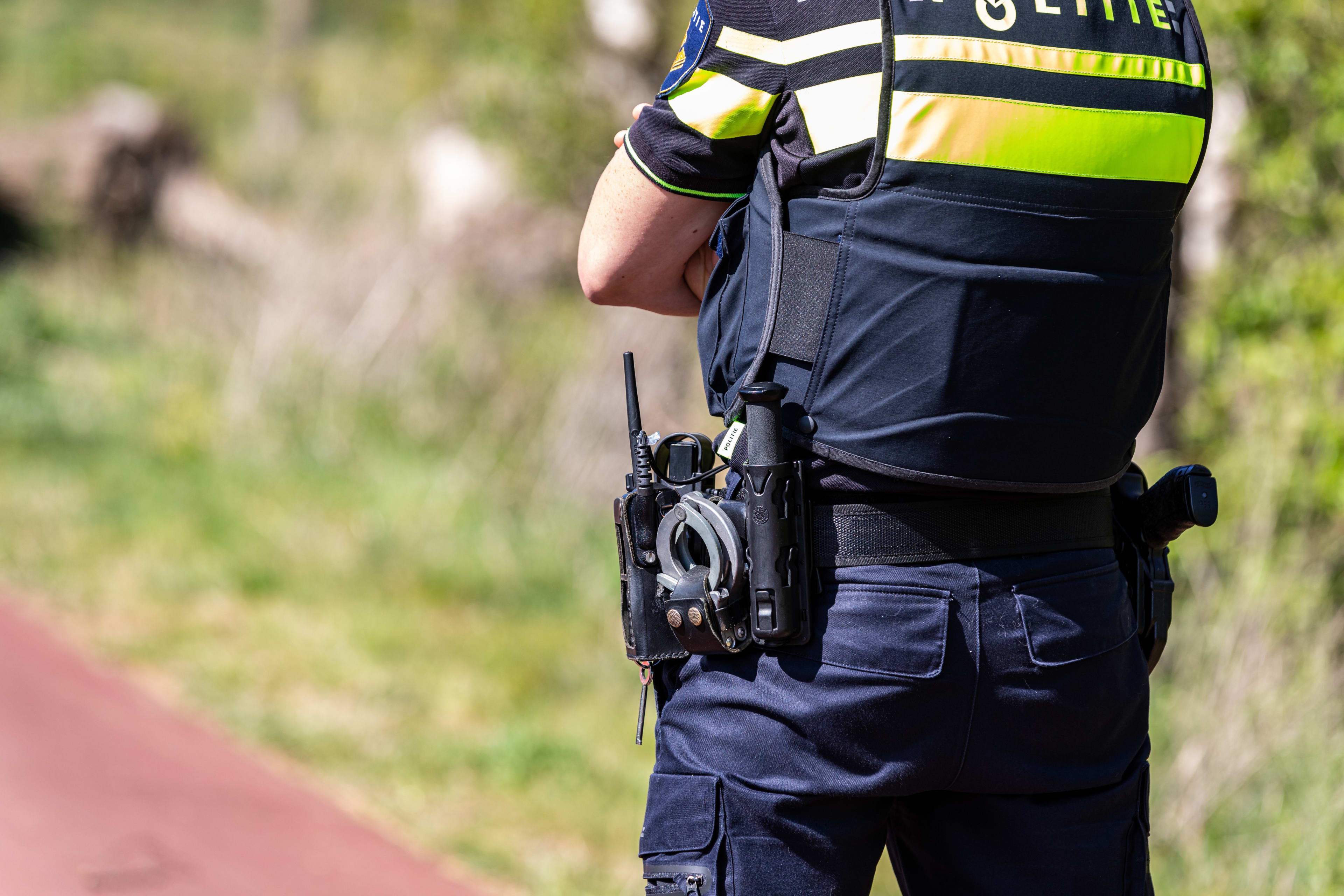 Politie schiet meerdere keren om overvallers te arresteren, een nog voortvluchtig