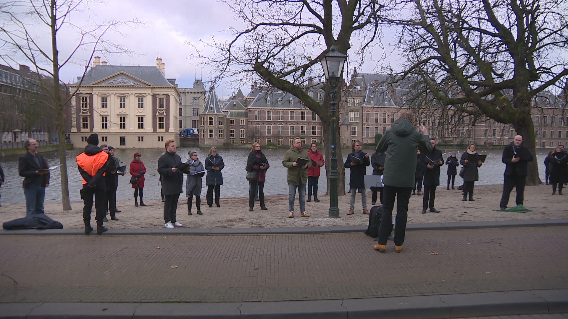 Zangkoren protesteren in Den Haag tegen coronamaatregel: 'Hoop dat kabinet zich baseert op juiste cijfers'