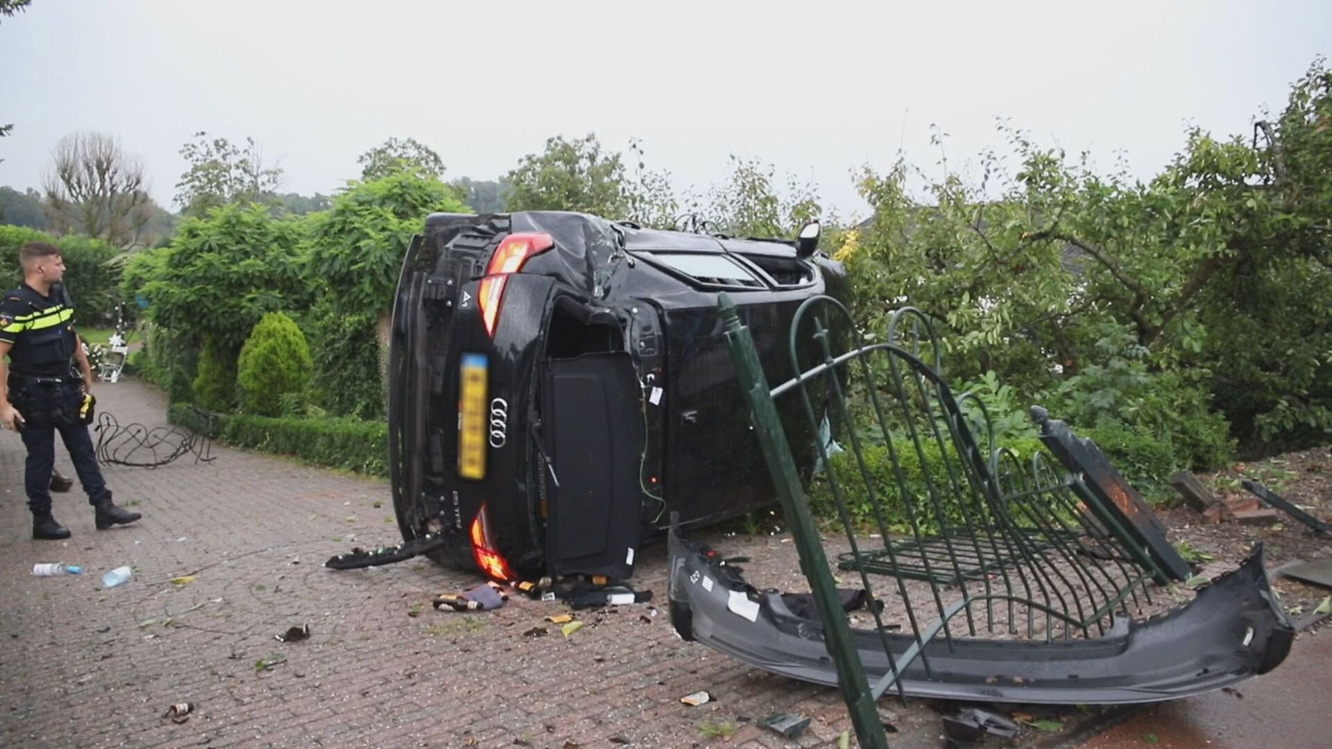 Auto vliegt uit de bocht, ramt hek en crasht op woningoprit Buurmalsen