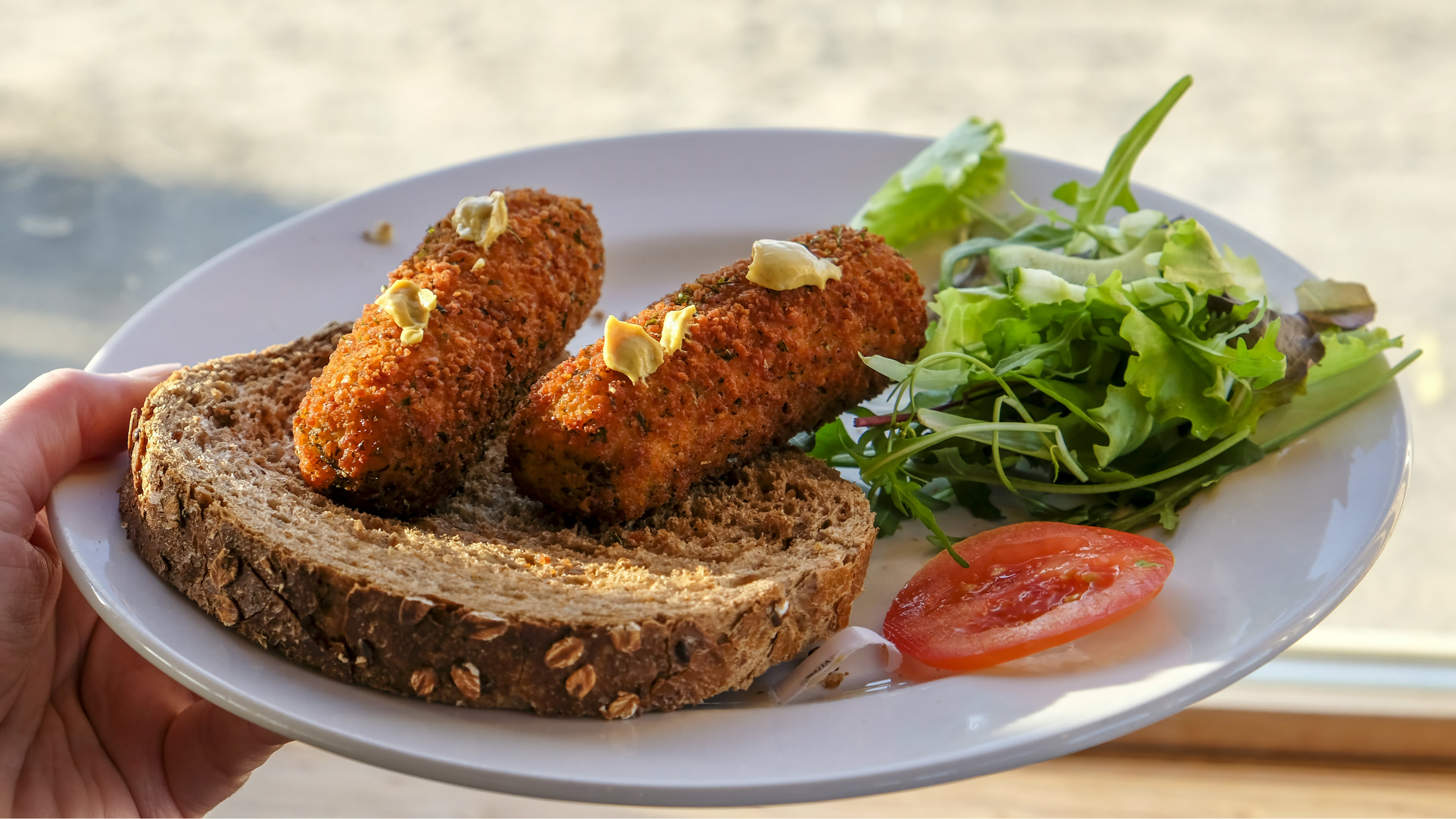 Het is Nationale Krokettendag! Maar waar komt de krokante vleessnack