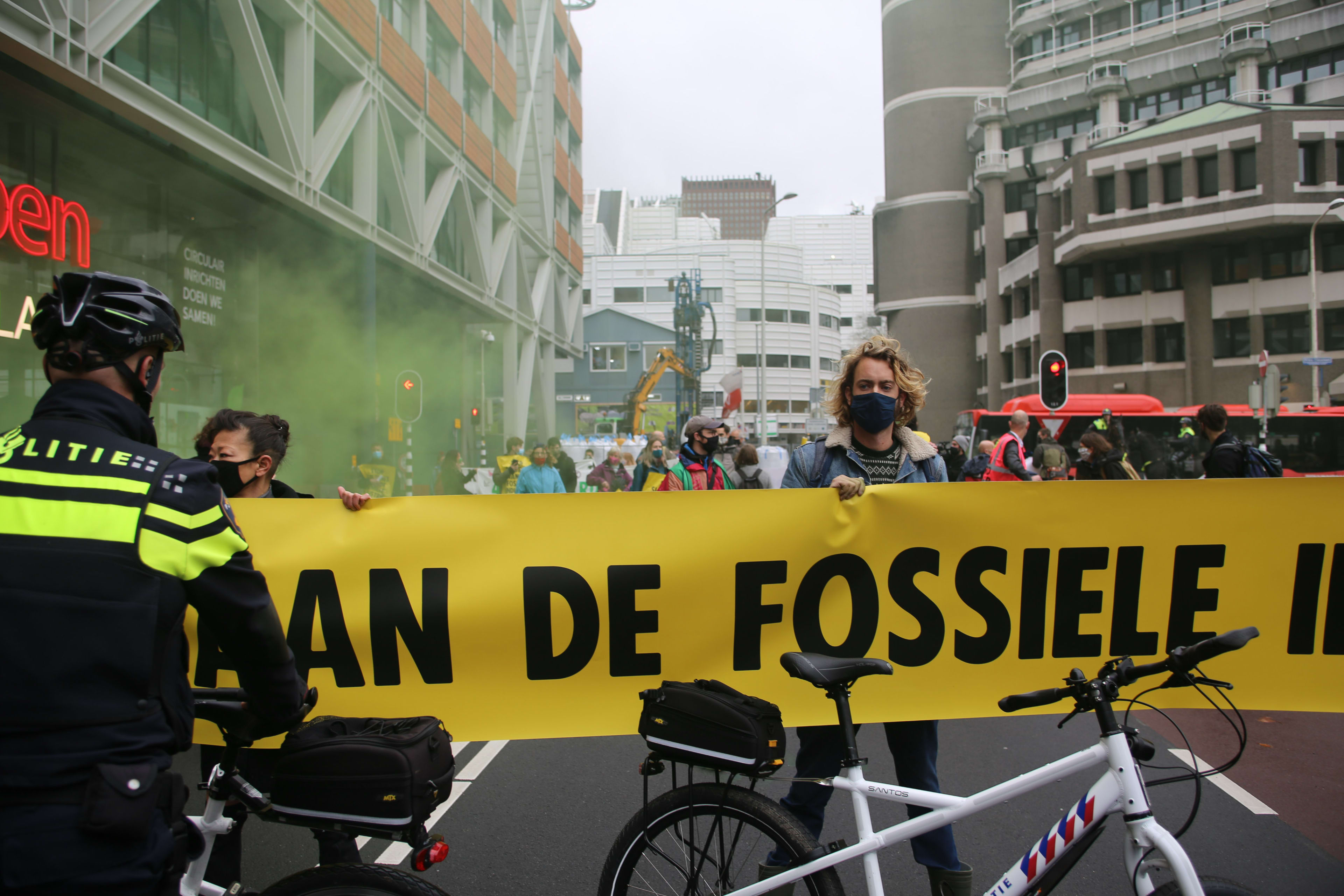 Actievoerders opgepakt bij klimaatdemonstratie Den Haag en Breda, vier zitten nog op het dak van het ministerie