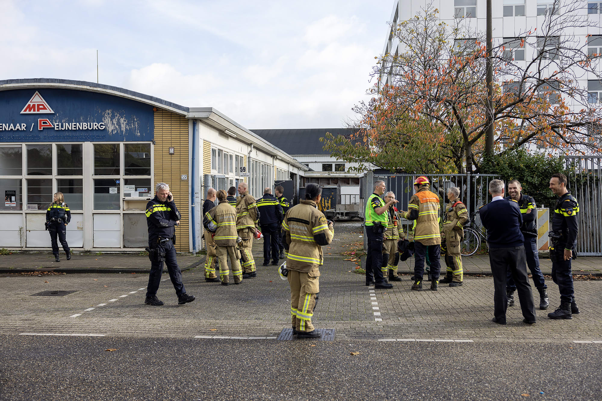 Deel van dak bedrijfspand Amsterdam stort in, twee gewonden