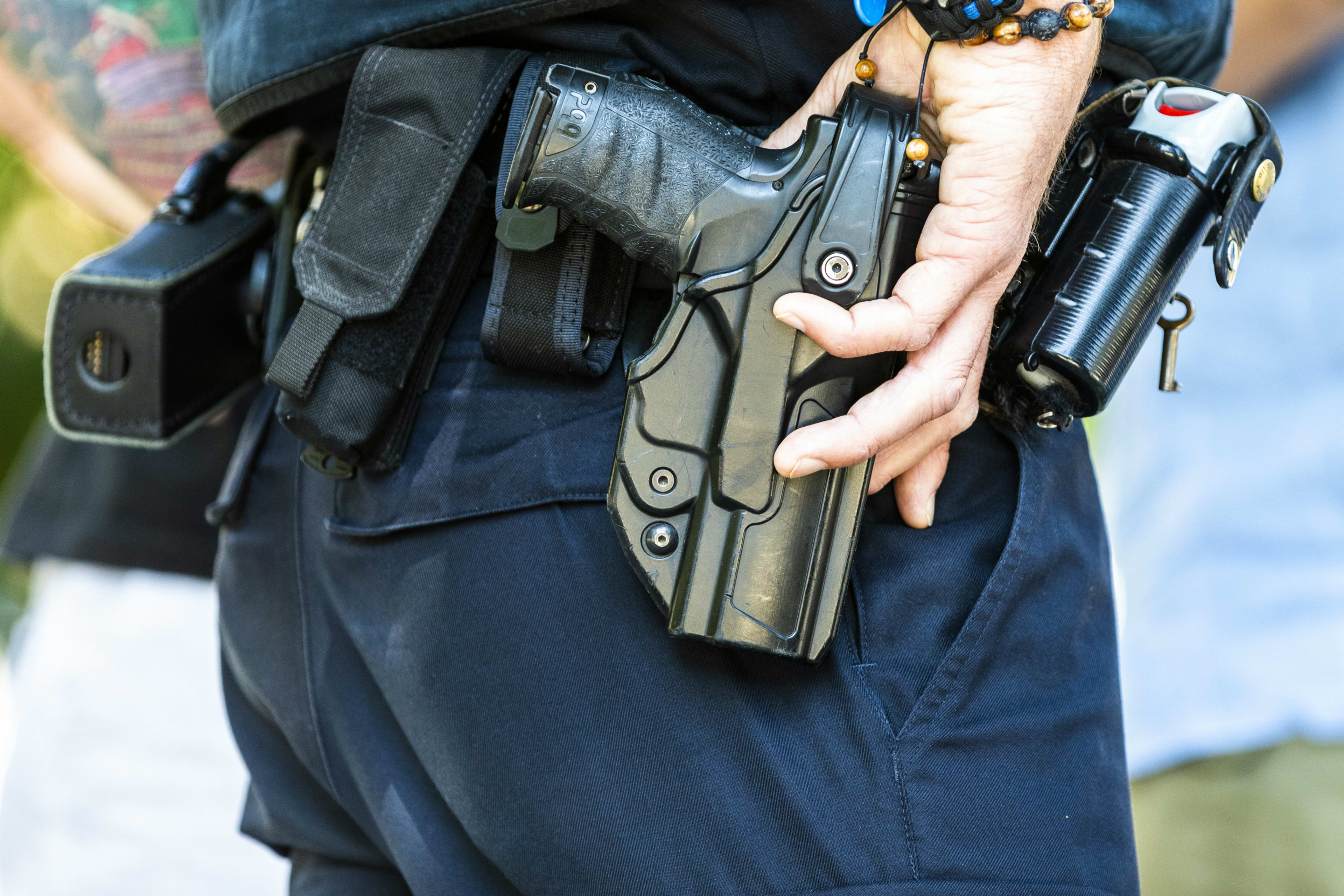 Agent trekt dienstwapen om dreigende sfeer op illegaal feest in Uddel
