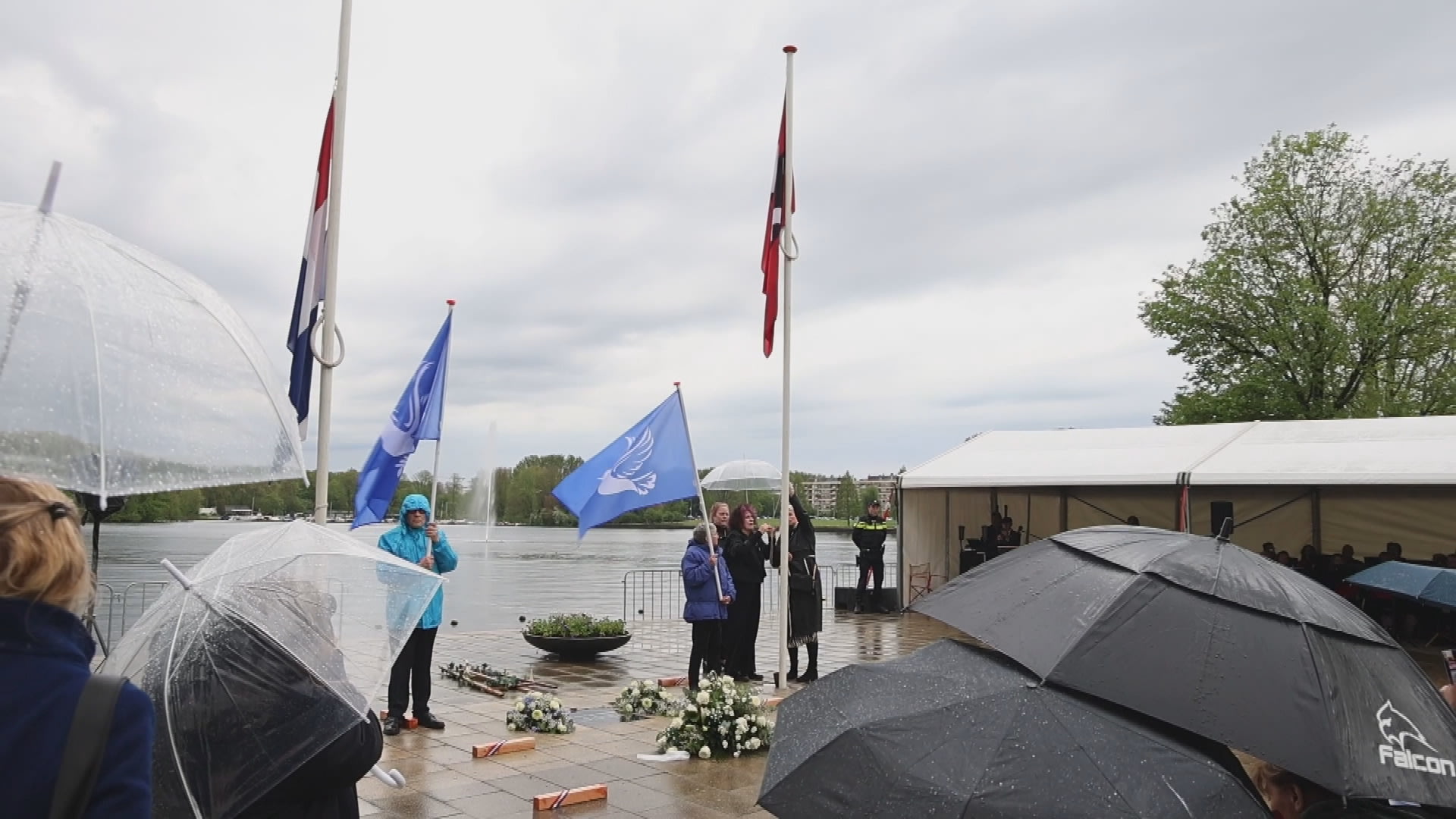 4 mei-herdenkingskransen in Amsterdam vernield