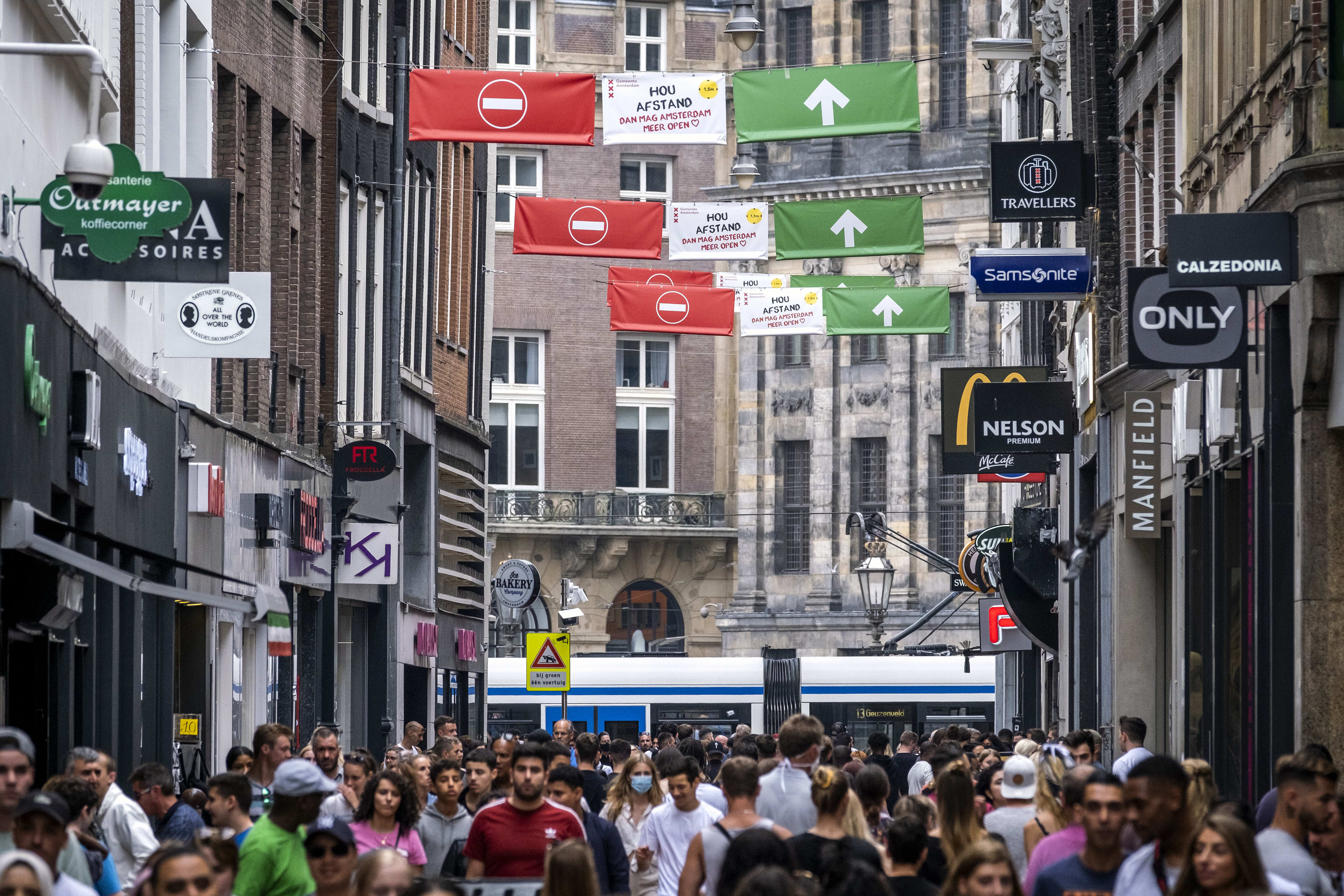 Tijdelijk eenrichtingsverkeer voor winkelend publiek in Kalverstraat: 'Druk maar beheersbaar'