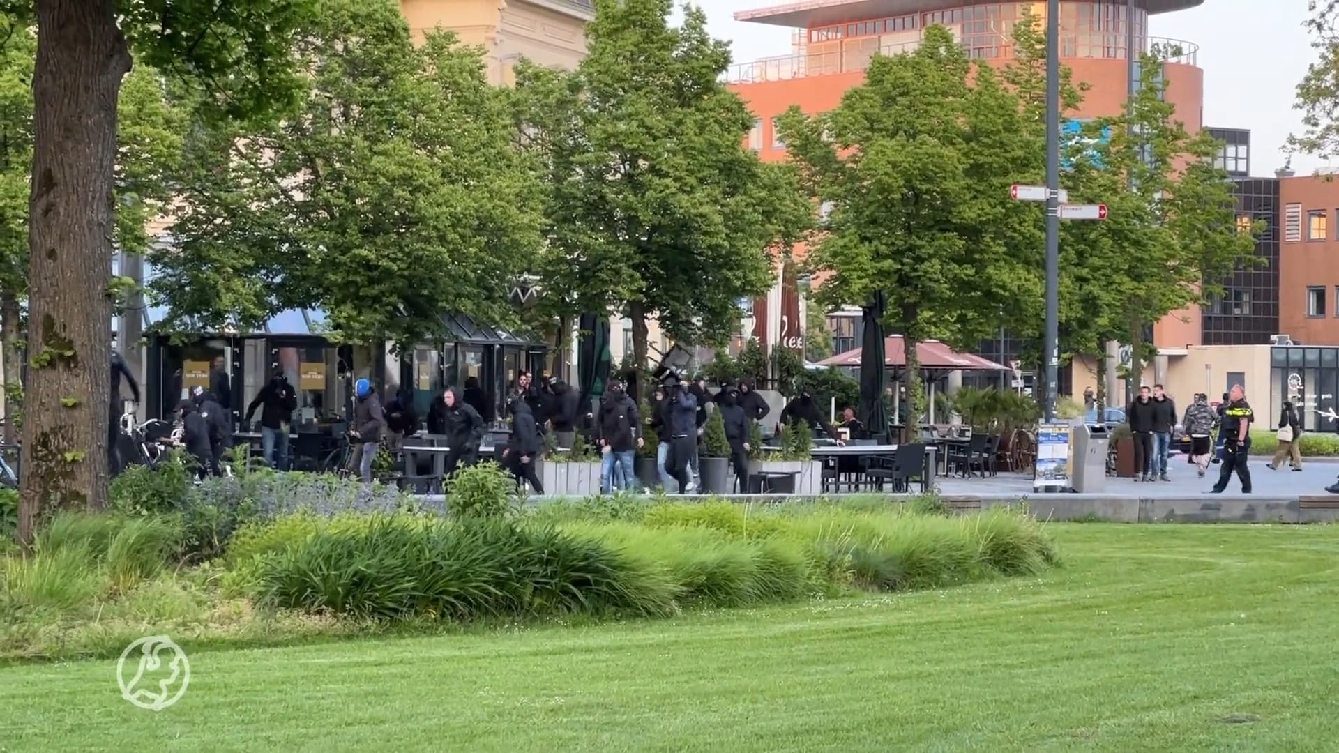 Politie deelt foto's van verdachten massale vechtpartij Leeuwarden