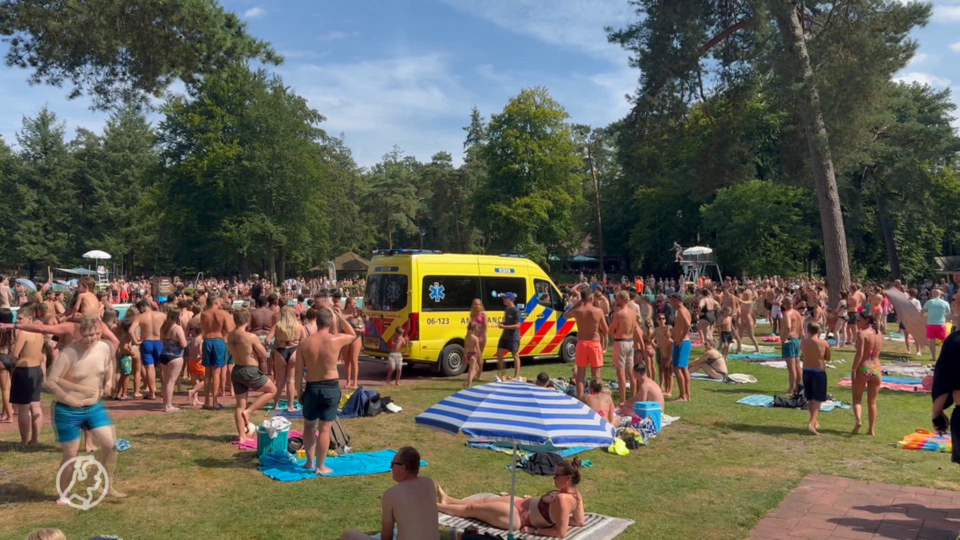 Badmeester en omstanders redden man uit zwembad in Apeldoorn