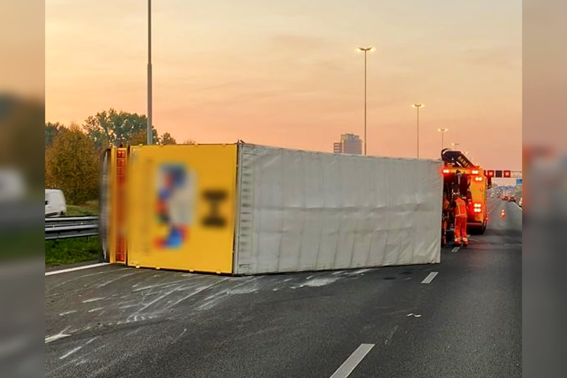 A16 richting Breda weer open na ongeval met vrachtwagen