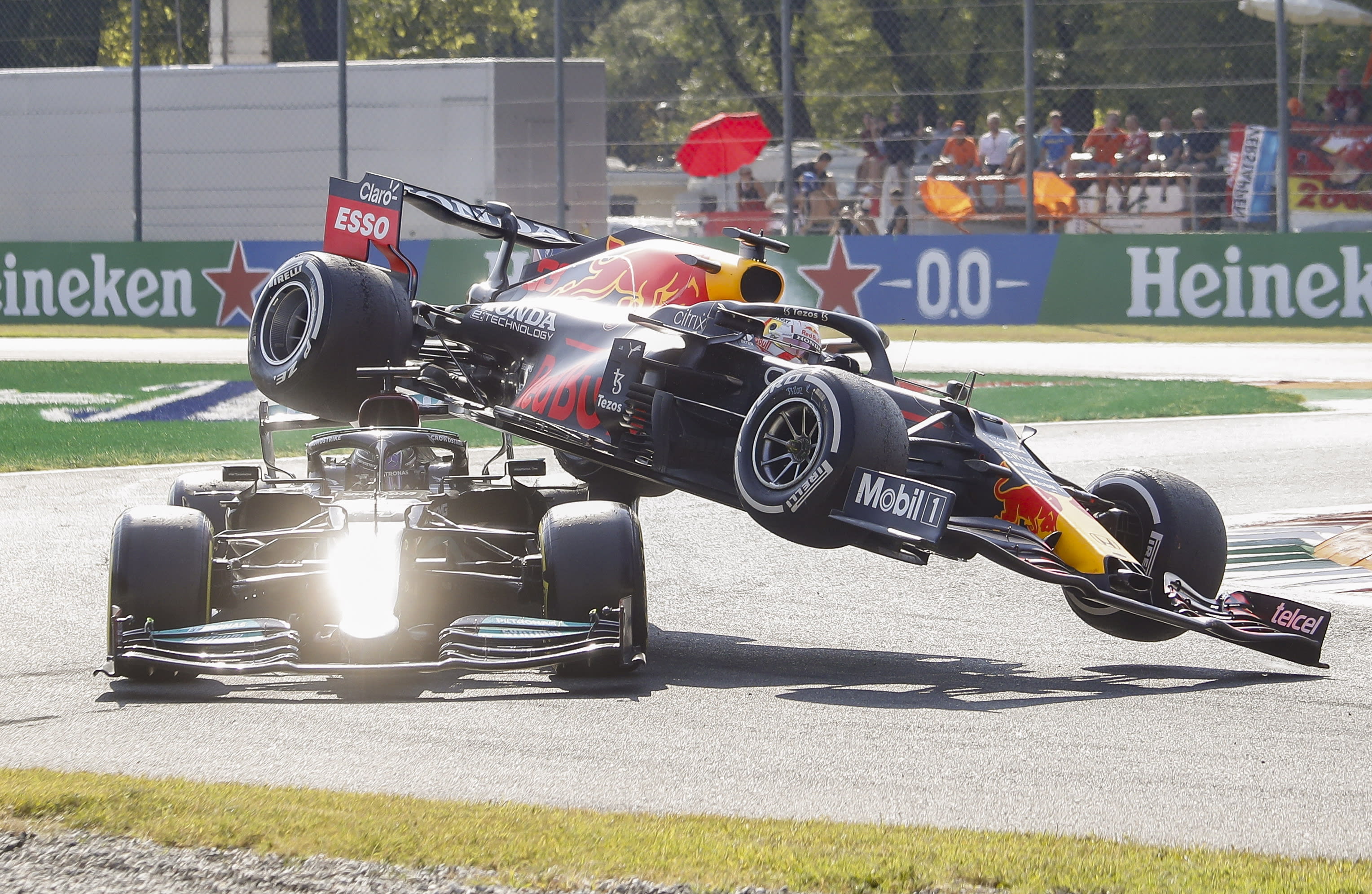 Verstappen bestraft voor crash: volgende race drie plekken naar achter bij start