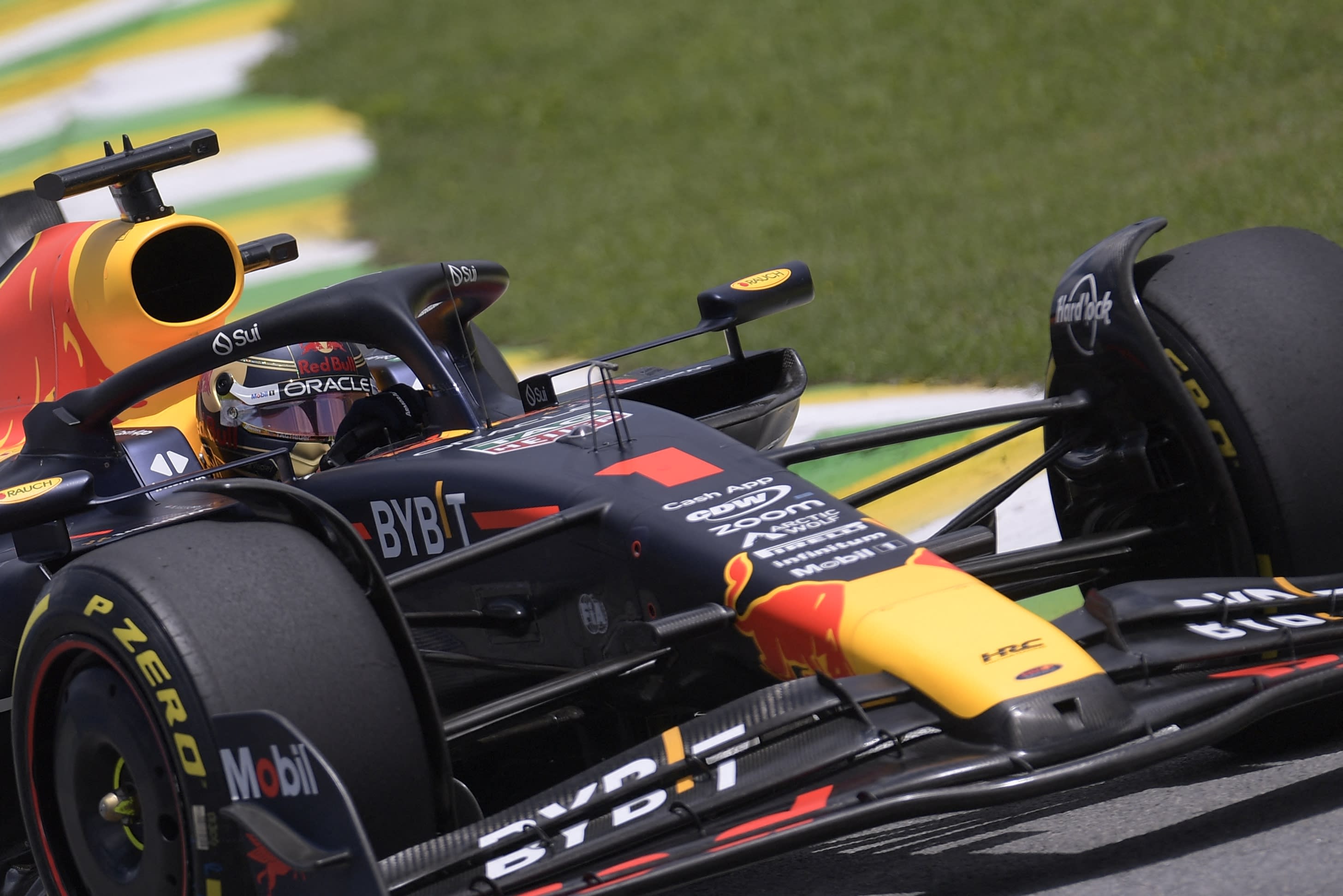Onverslaanbare Max Verstappen wint sprintrace in Brazilië