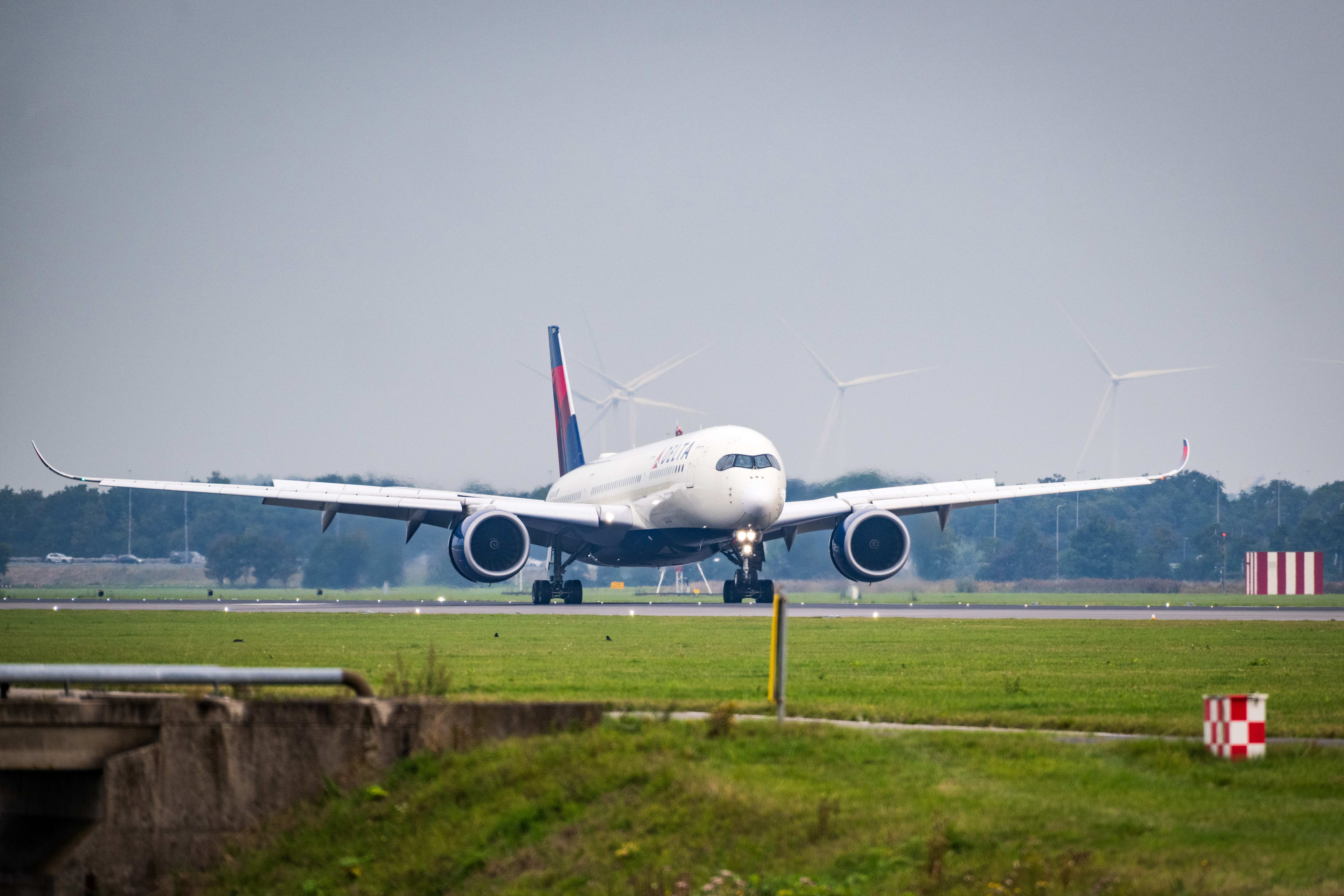 Passagiersvliegtuig landt vóór landingsbaan op Schiphol