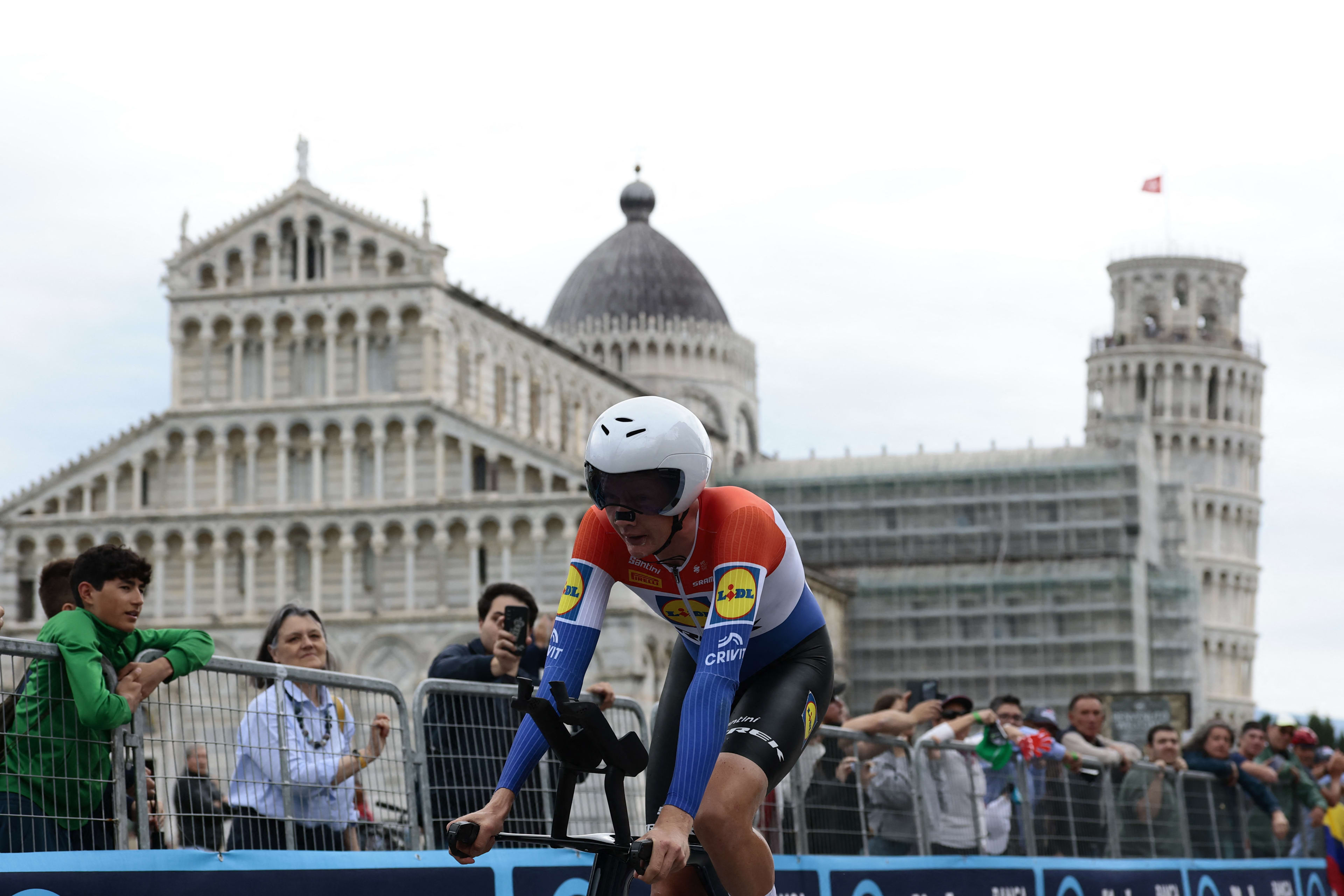 Wielrenner Daan Hoole stunt met zege in tijdrit Giro d'Italia