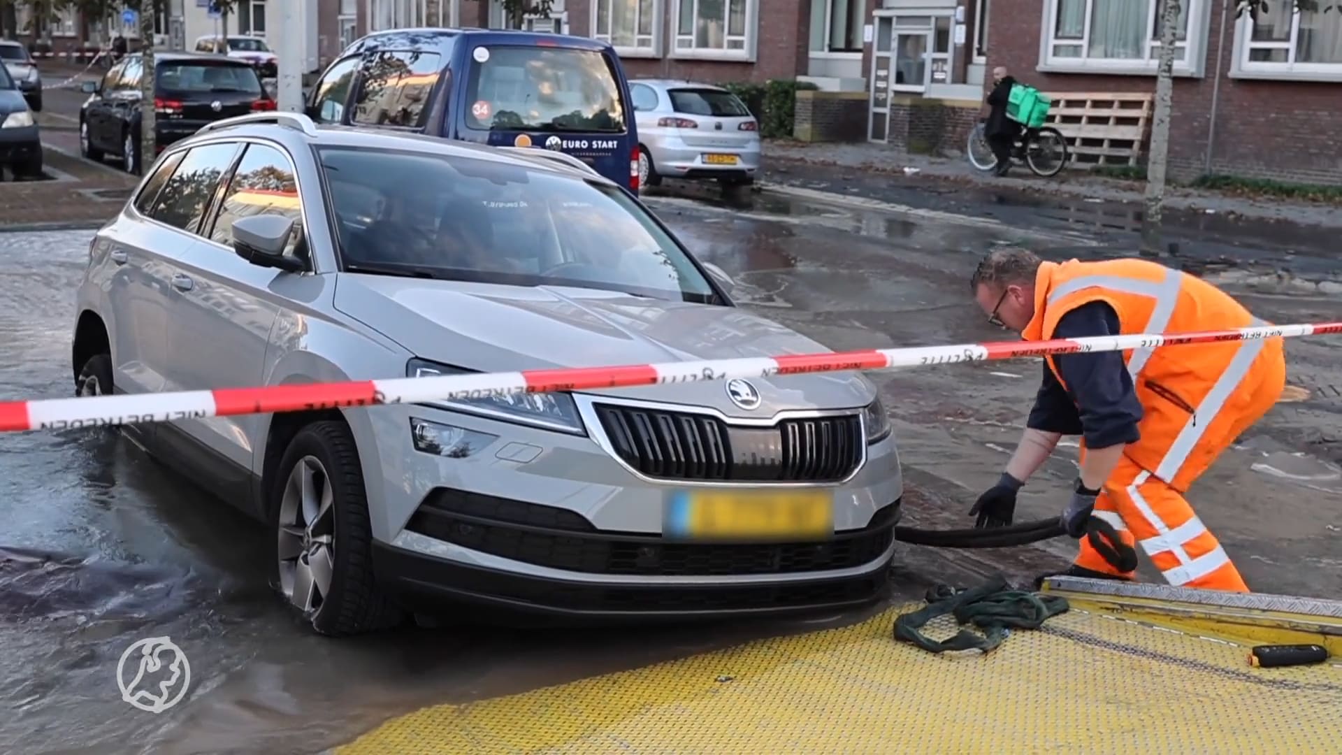 ZIEN: Auto zakt weg in sinkhole na gesprongen waterleiding