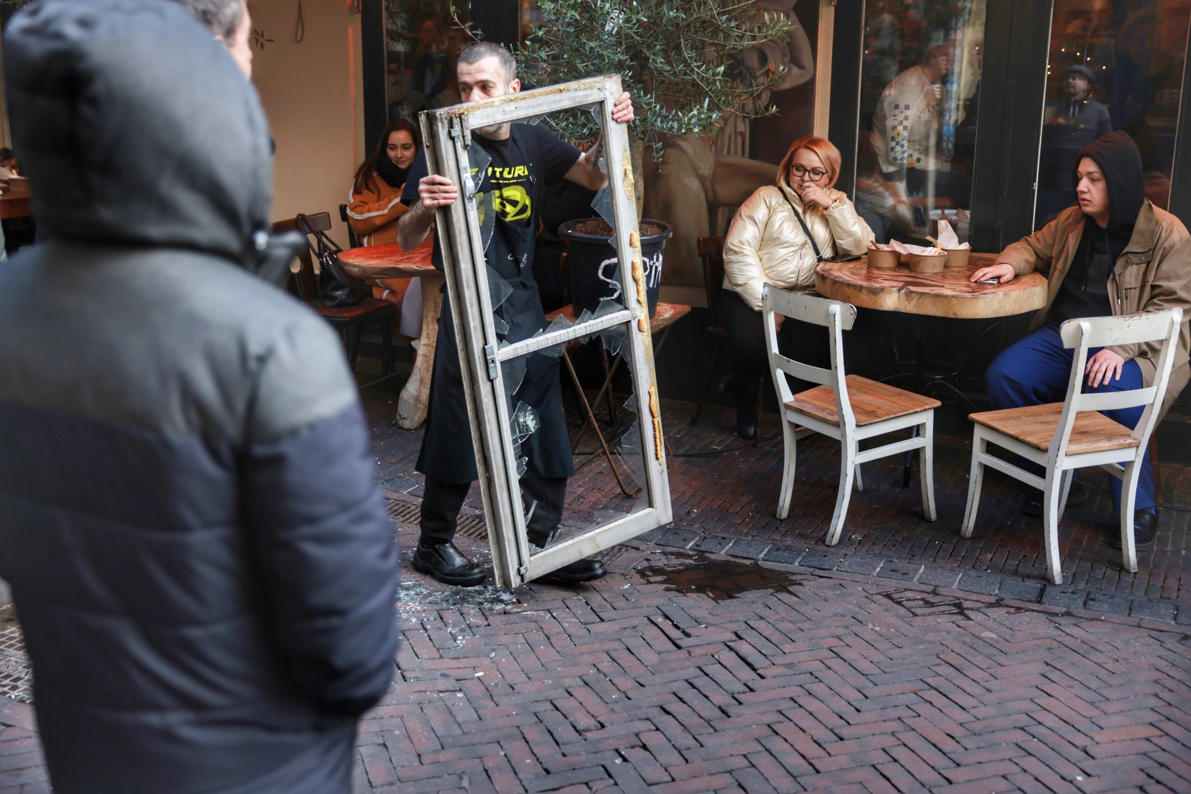 Raam valt van twee hoog in drukke winkelstraat Utrecht