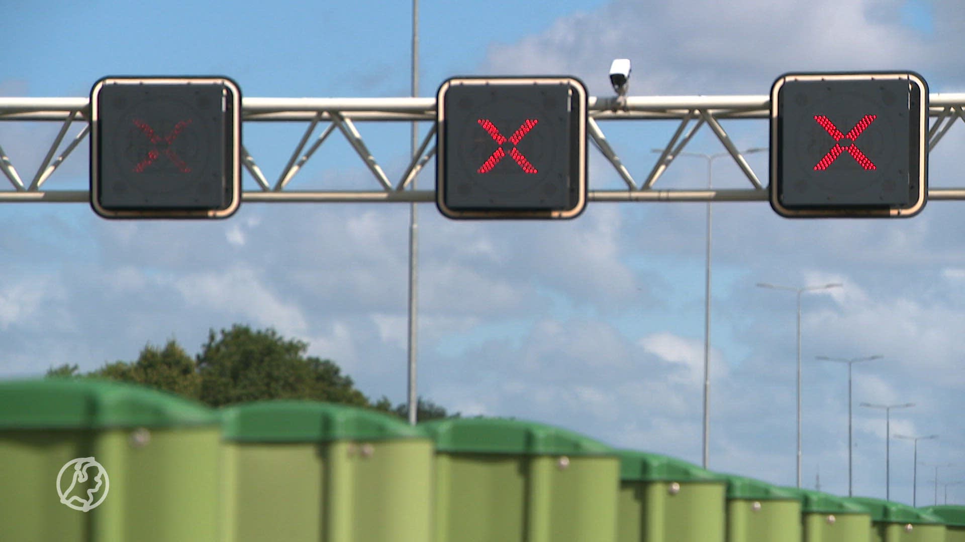 Tientallen automobilisten negeren rode kruizen op de A6 bij Muiderberg