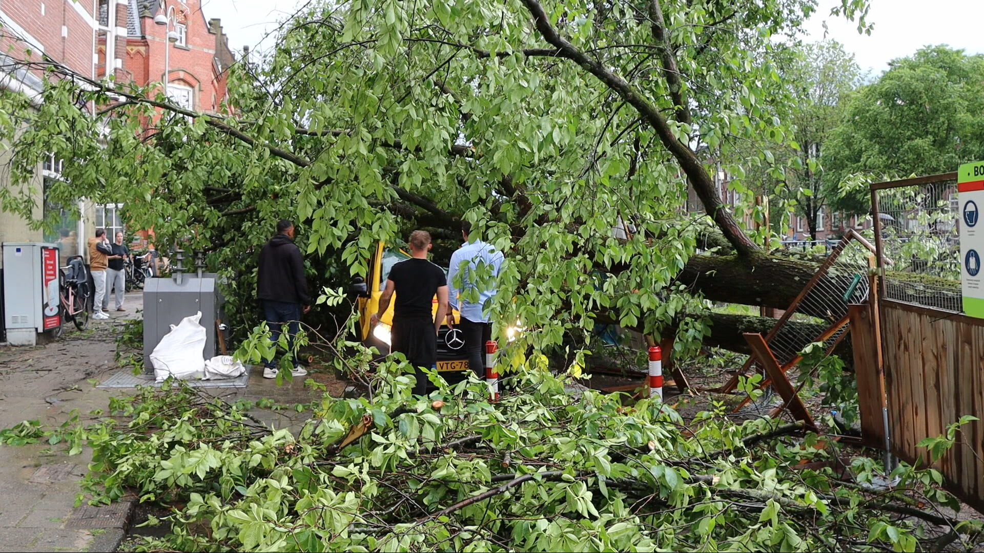 In meerdere plaatsen schade door noodweer: 'Evenveel regen als normaal in maand'