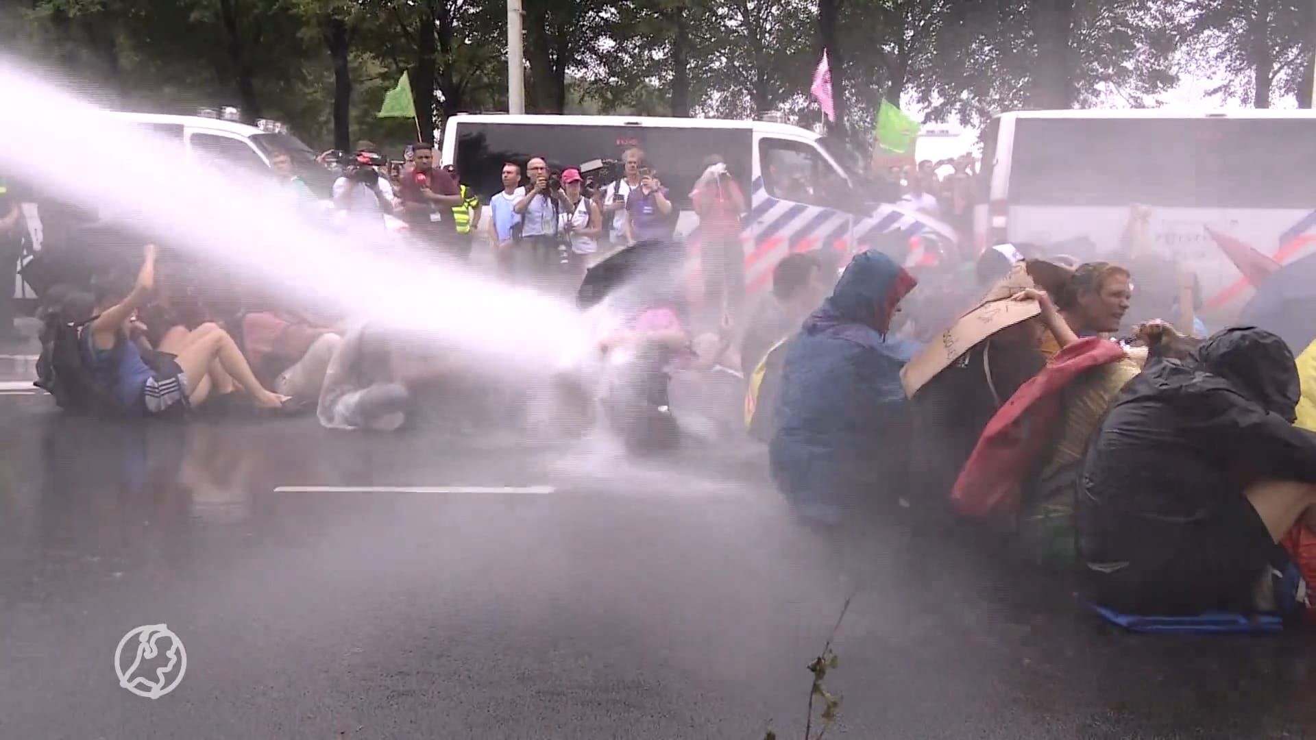 Politie beëindigt klimaatprotest op A12, snelweg nog niet helemaal open