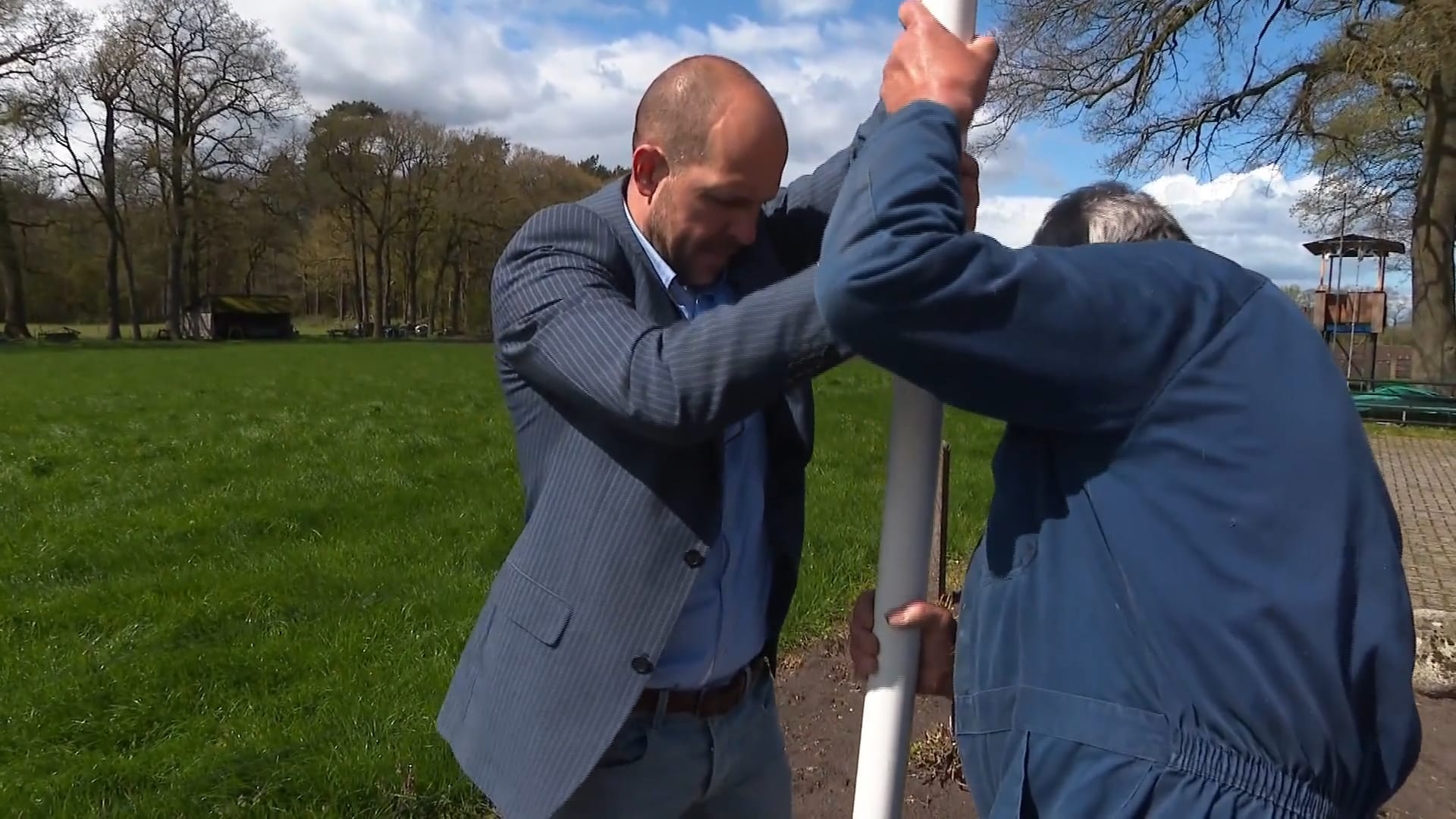 Veteranen hangen omgekeerde protestvlaggen recht: 'Dit heeft zijn doel bereikt'