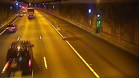 Strontwagen krijgt ongelukje en laat 'remspoor' van mest achter in tunnel A2
