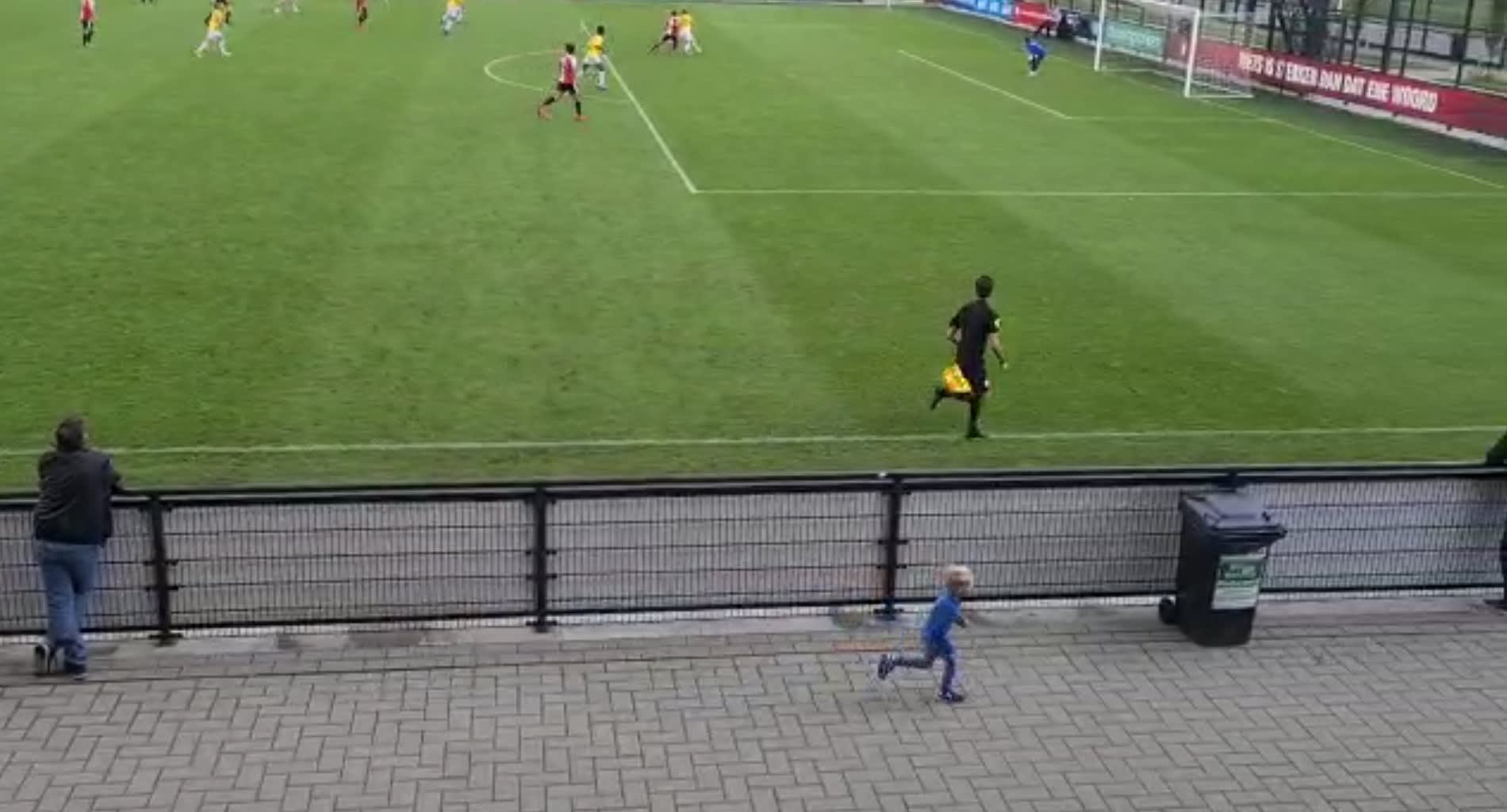 Aiden (5) helpt grensrechter tijdens Feyenoord-NAC op hilarische wijze en gaat viral