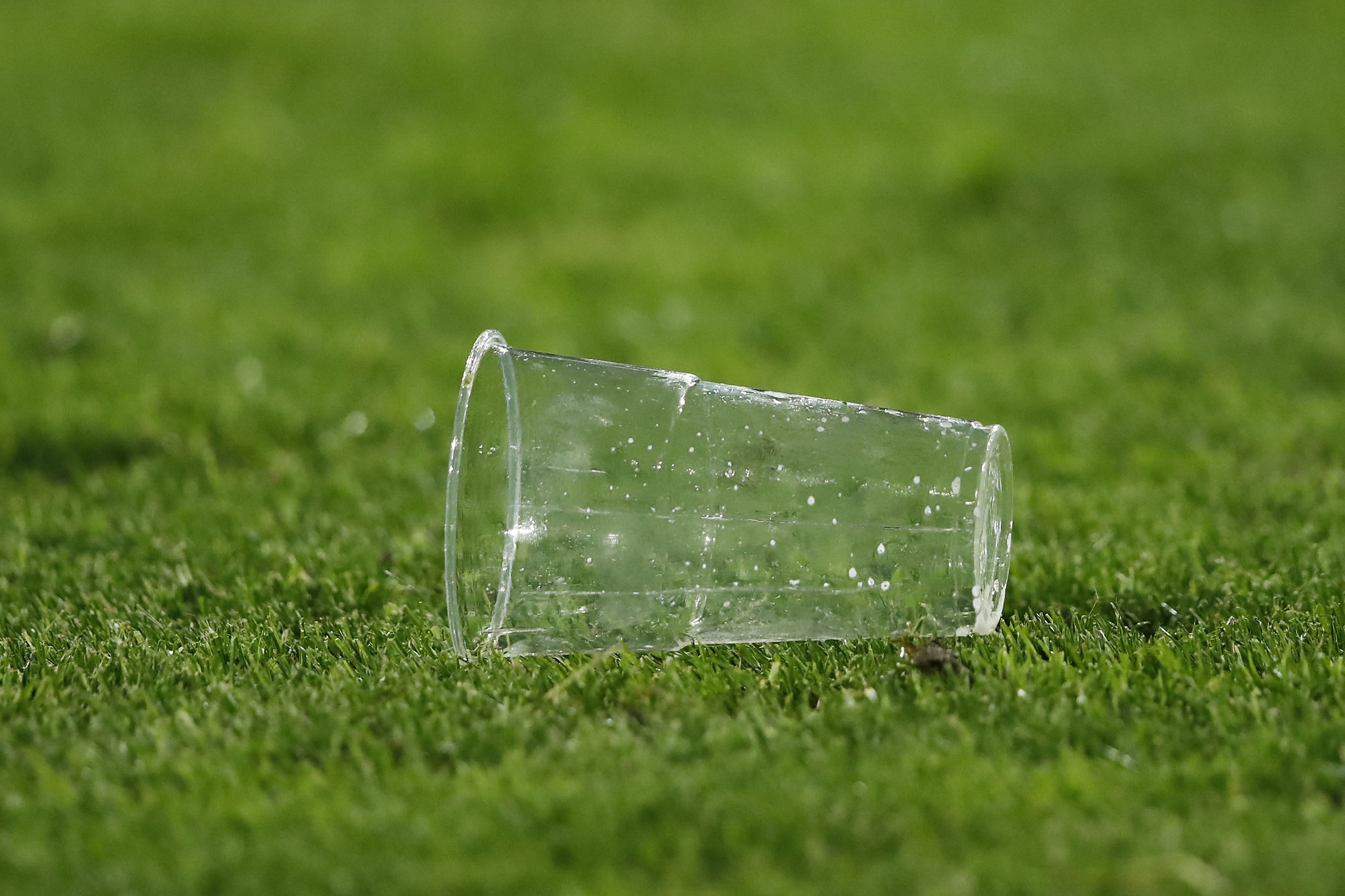 Thuisduels FC Groningen en SC Cambuur stilgelegd na gooien van bekers op veld