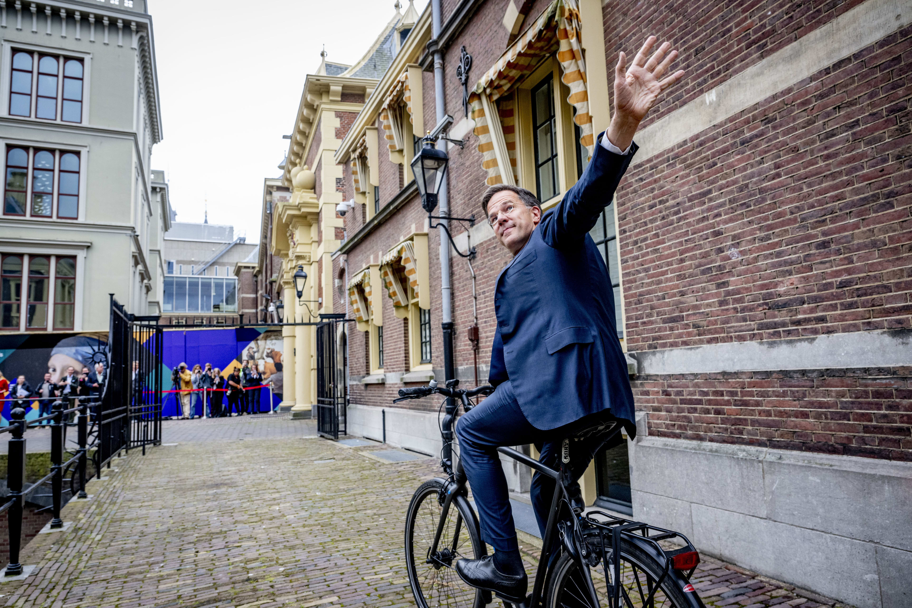 Rutte geeft sleutels Torentje aan Schoof en fietst voor laatst weg: 'Hoi hoi!'