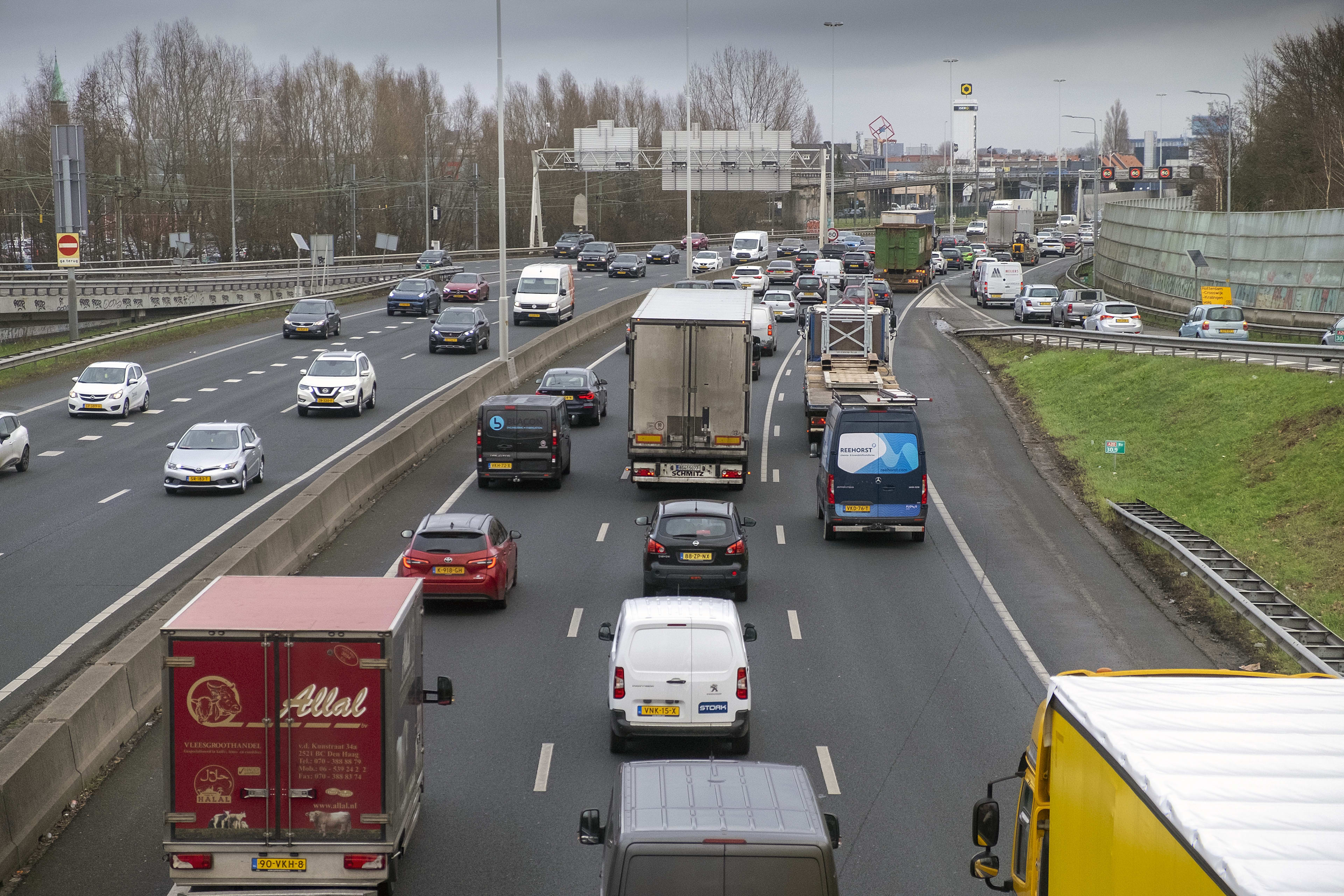 Hinder op snelwegen bij Rotterdam door ongelukken