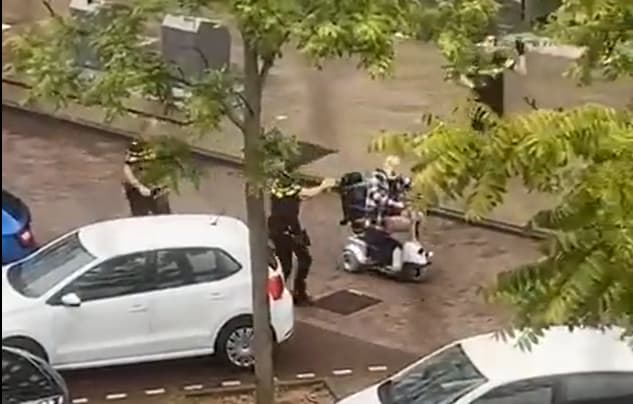 Amsterdamse politie tasert met mes zwaaiende man in scootmobiel